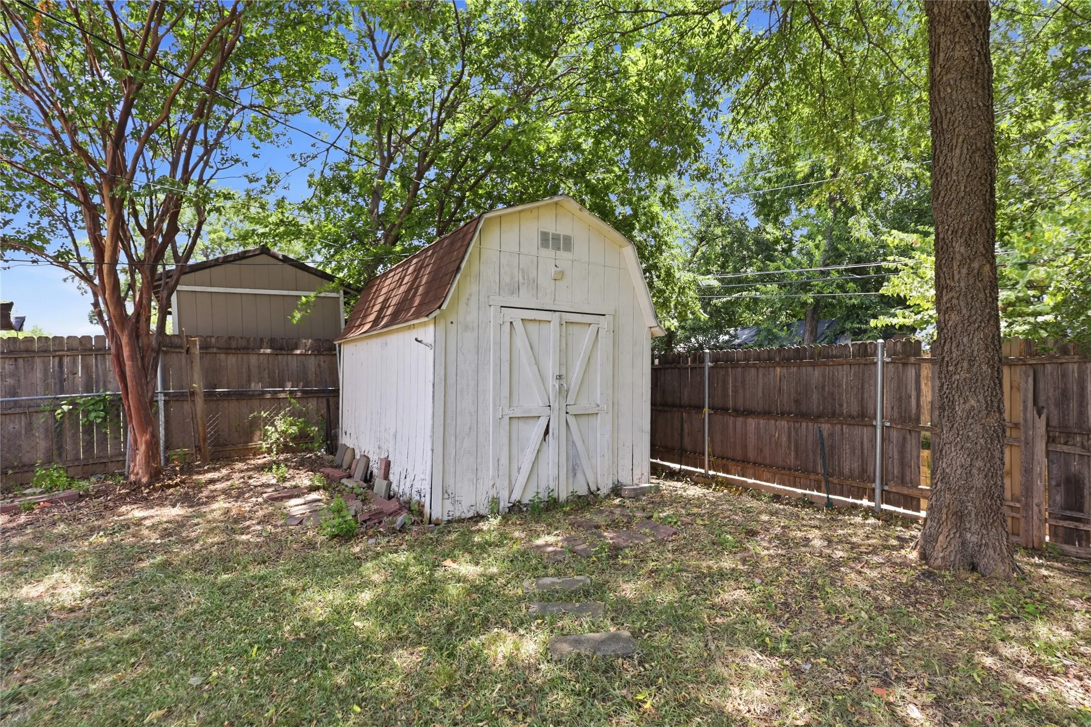 Single Family Residence For Sale in Tarrant County , 2114 Brookshire Street, Arlington, Texas 76010, 3 Bedroom, 2 Bathroom, 1 Garage spaces, 1,173 Sqft, built in 1959, mls#21400800, Real Estate Agent in Arlington, Homes For Sale in Tarrant county, Homes For Sale in Arlington, Realtor in Arlington Texas, Real Estate Brokerage Independent Realty Texas, Luminita Cordes Realtor