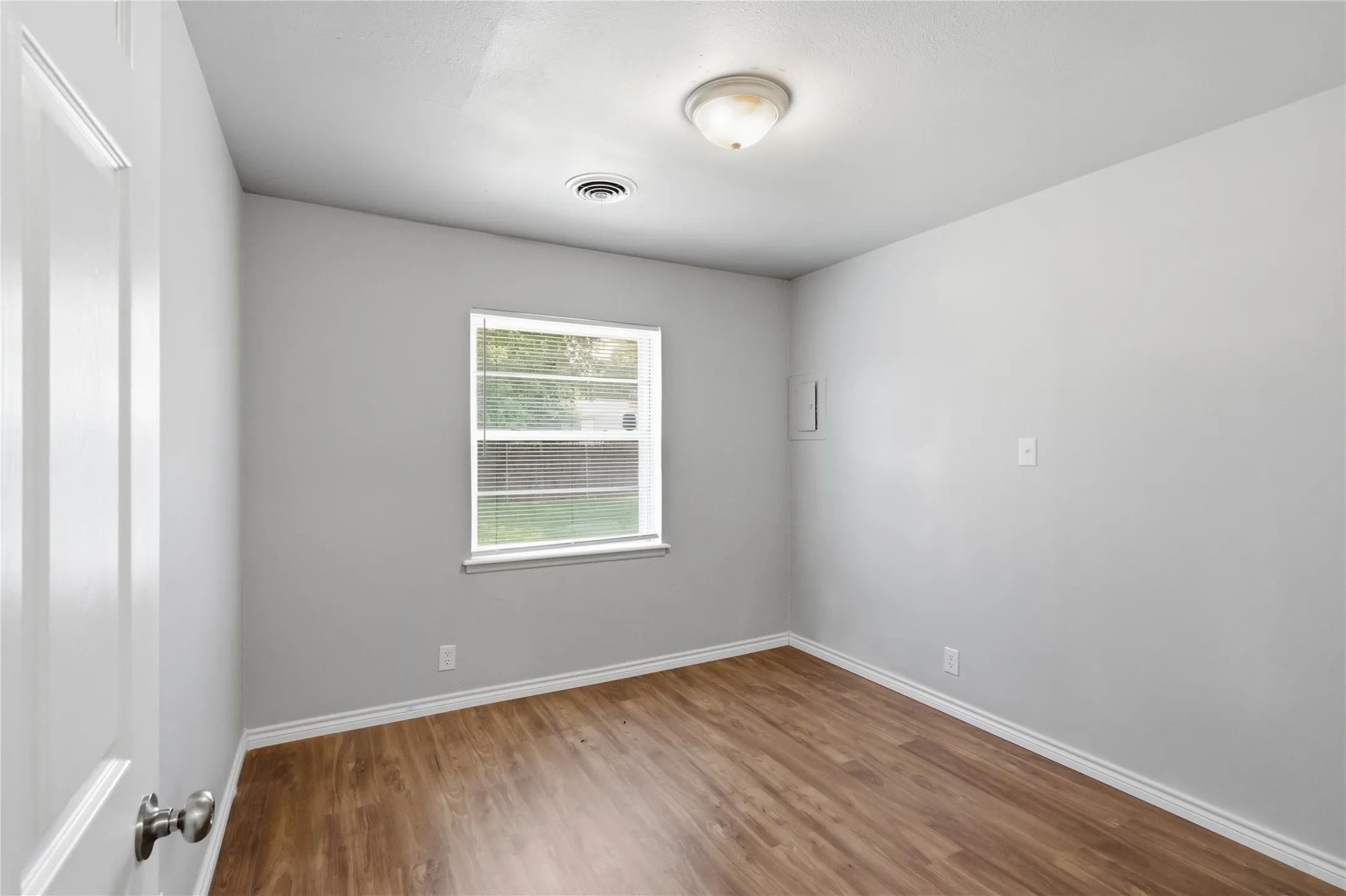 Single Family Residence For Sale in Tarrant County , 2114 Brookshire Street, Arlington, Texas 76010, 3 Bedroom, 2 Bathroom, 1 Garage spaces, 1,173 Sqft, built in 1959, mls#21400800, Real Estate Agent in Arlington, Homes For Sale in Tarrant county, Homes For Sale in Arlington, Realtor in Arlington Texas, Real Estate Brokerage Independent Realty Texas, Luminita Cordes Realtor