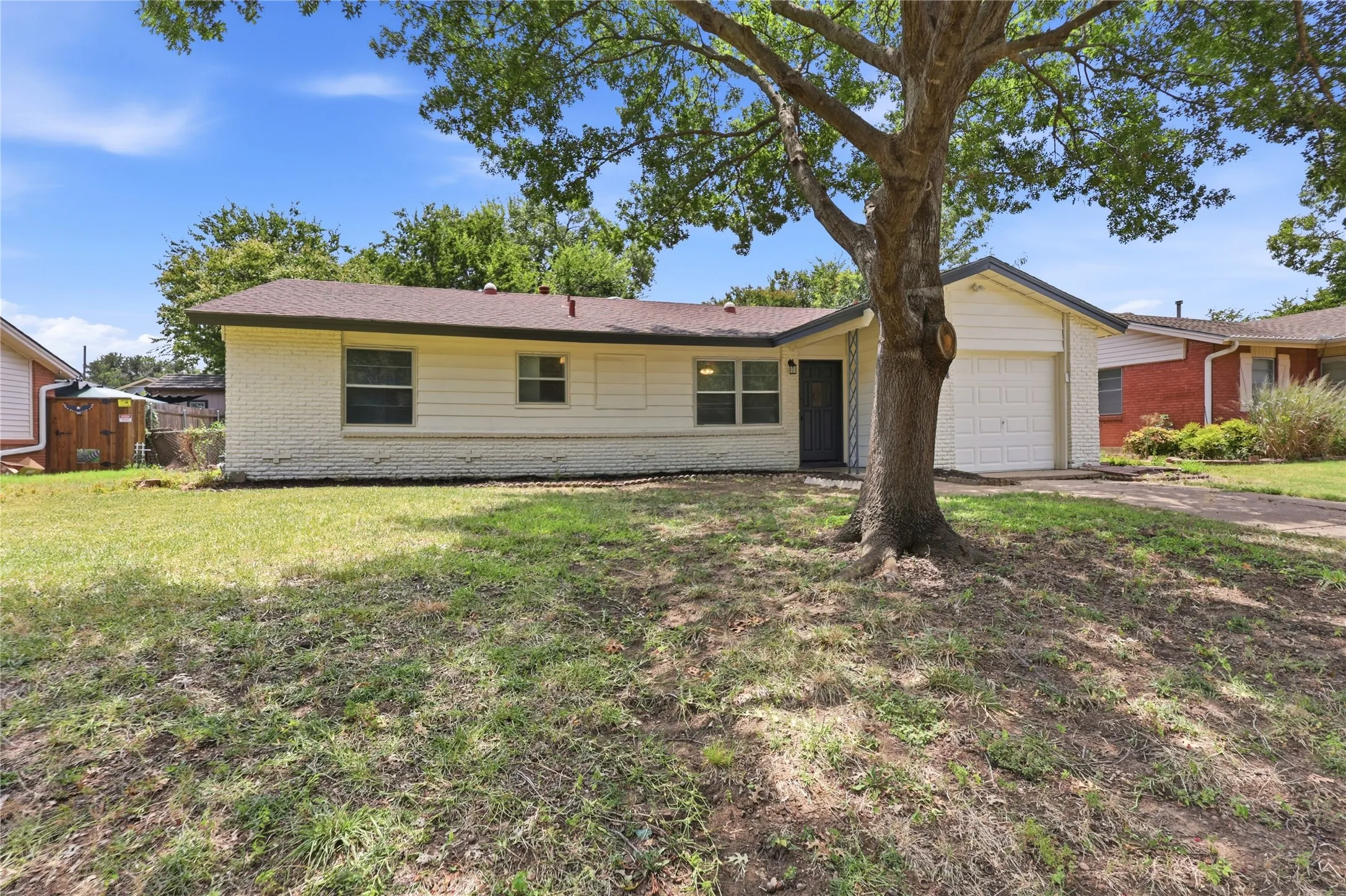 Single Family Residence For Sale in Tarrant County , 2114 Brookshire Street, Arlington, Texas 76010, 3 Bedroom, 2 Bathroom, 1 Garage spaces, 1,173 Sqft, built in 1959, mls#21400800, Real Estate Agent in Arlington, Homes For Sale in Tarrant county, Homes For Sale in Arlington, Realtor in Arlington Texas, Real Estate Brokerage Independent Realty Texas, Luminita Cordes Realtor