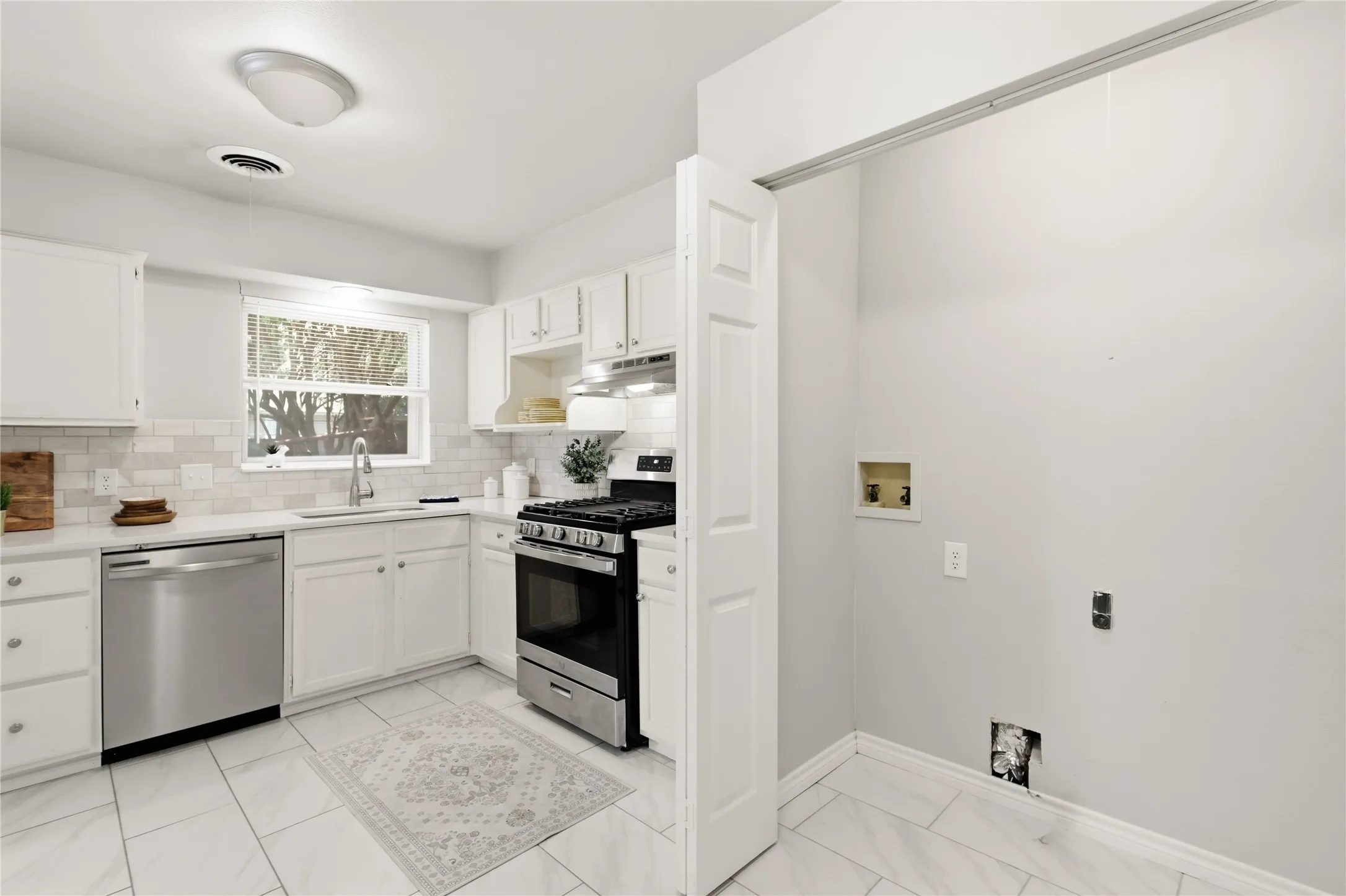 Single Family Residence For Sale in Tarrant County , 2114 Brookshire Street, Arlington, Texas 76010, 3 Bedroom, 2 Bathroom, 1 Garage spaces, 1,173 Sqft, built in 1959, mls#21400800, Real Estate Agent in Arlington, Homes For Sale in Tarrant county, Homes For Sale in Arlington, Realtor in Arlington Texas, Real Estate Brokerage Independent Realty Texas, Luminita Cordes Realtor