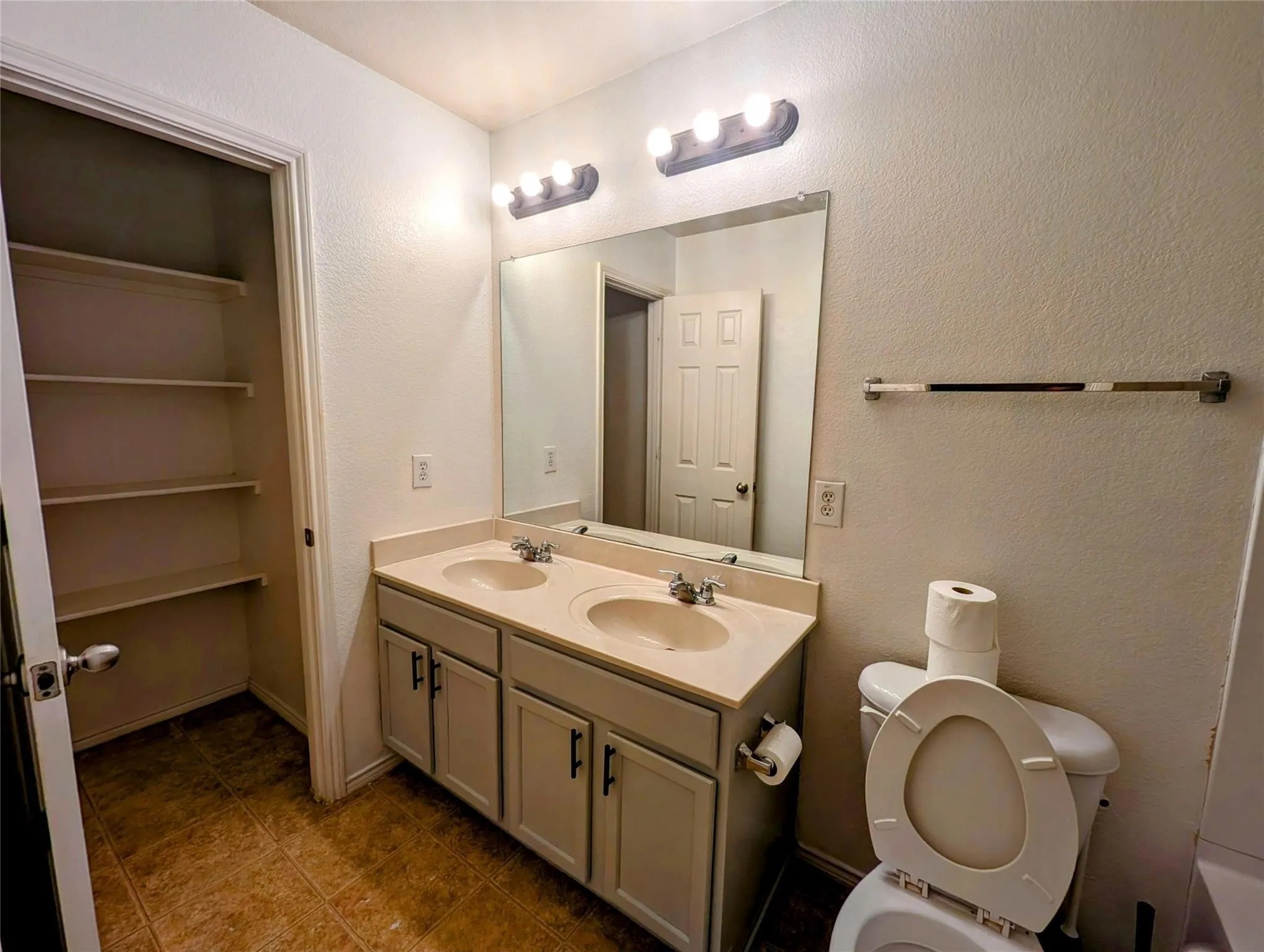 Single Family Residence For Rent in Tarrant County , 2221 Cavalry Drive, Fort Worth, Texas 76177, 3 Bedroom, 2 Bathroom, 2 Garage spaces, 1,647 Sqft, built in 2008, mls#21400811, Real Estate Agent in Fort Worth, Homes For Rent in Tarrant county, Homes For Rent in Fort Worth, Realtor in Fort Worth Texas, Real Estate Brokerage Independent Realty Texas, Luminita Cordes Realtor