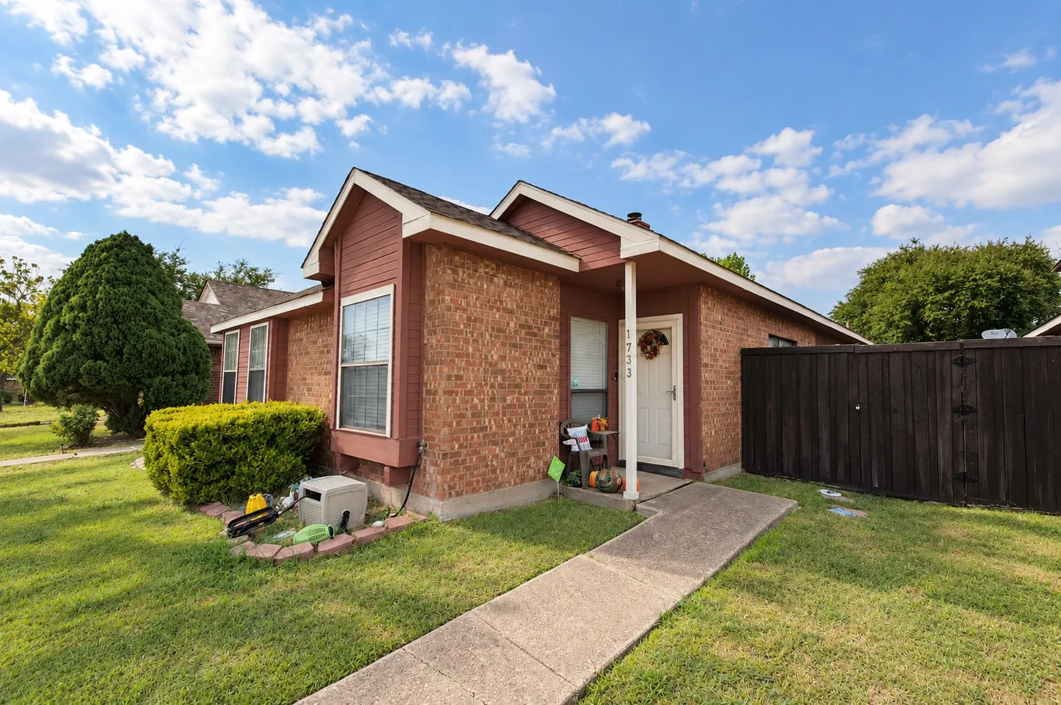 Single Family Residence For Sale in Dallas County , 1733 Wheatfield Drive, Mesquite, Texas 75149, 3 Bedroom, 2 Bathroom, 2 Garage spaces, 1,397 Sqft, built in 1985, mls#21399369, Real Estate Agent in Mesquite, Homes For Sale in Dallas county, Homes For Sale in Mesquite, Realtor in Mesquite Texas, Real Estate Brokerage Independent Realty Texas, Luminita Cordes Realtor