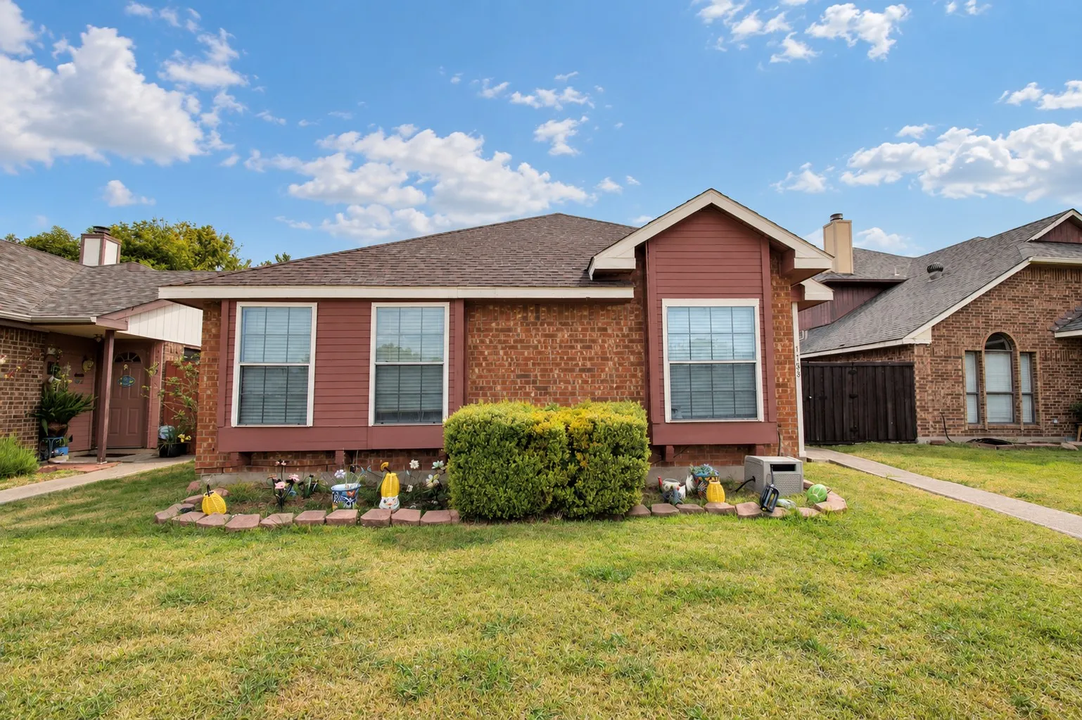 Single Family Residence For Sale in Dallas County , 1733 Wheatfield Drive, Mesquite, Texas 75149, 3 Bedroom, 2 Bathroom, 2 Garage spaces, 1,397 Sqft, built in 1985, mls#21399369, Real Estate Agent in Mesquite, Homes For Sale in Dallas county, Homes For Sale in Mesquite, Realtor in Mesquite Texas, Real Estate Brokerage Independent Realty Texas, Luminita Cordes Realtor