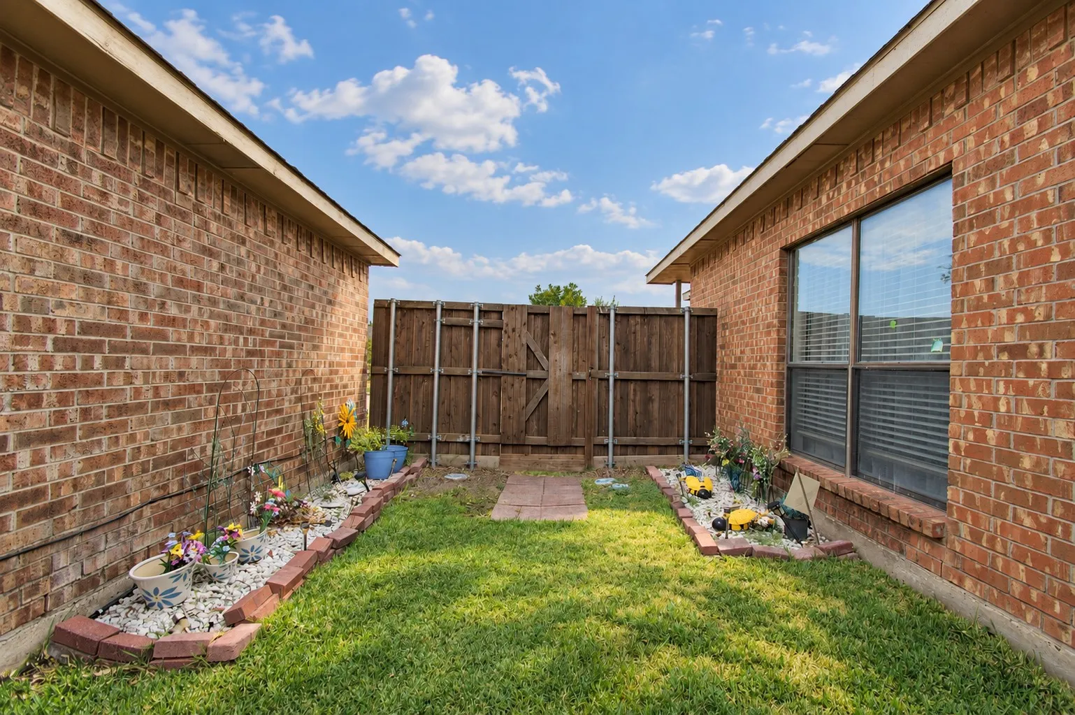 Single Family Residence For Sale in Dallas County , 1733 Wheatfield Drive, Mesquite, Texas 75149, 3 Bedroom, 2 Bathroom, 2 Garage spaces, 1,397 Sqft, built in 1985, mls#21399369, Real Estate Agent in Mesquite, Homes For Sale in Dallas county, Homes For Sale in Mesquite, Realtor in Mesquite Texas, Real Estate Brokerage Independent Realty Texas, Luminita Cordes Realtor