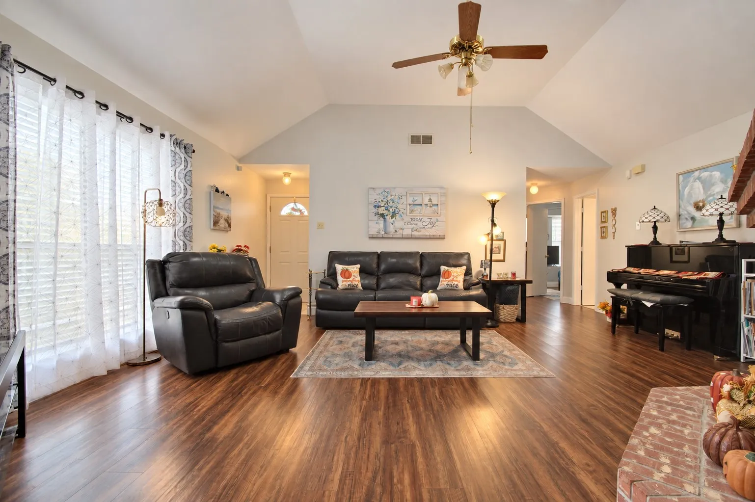 Single Family Residence For Sale in Dallas County , 1733 Wheatfield Drive, Mesquite, Texas 75149, 3 Bedroom, 2 Bathroom, 2 Garage spaces, 1,397 Sqft, built in 1985, mls#21399369, Real Estate Agent in Mesquite, Homes For Sale in Dallas county, Homes For Sale in Mesquite, Realtor in Mesquite Texas, Real Estate Brokerage Independent Realty Texas, Luminita Cordes Realtor