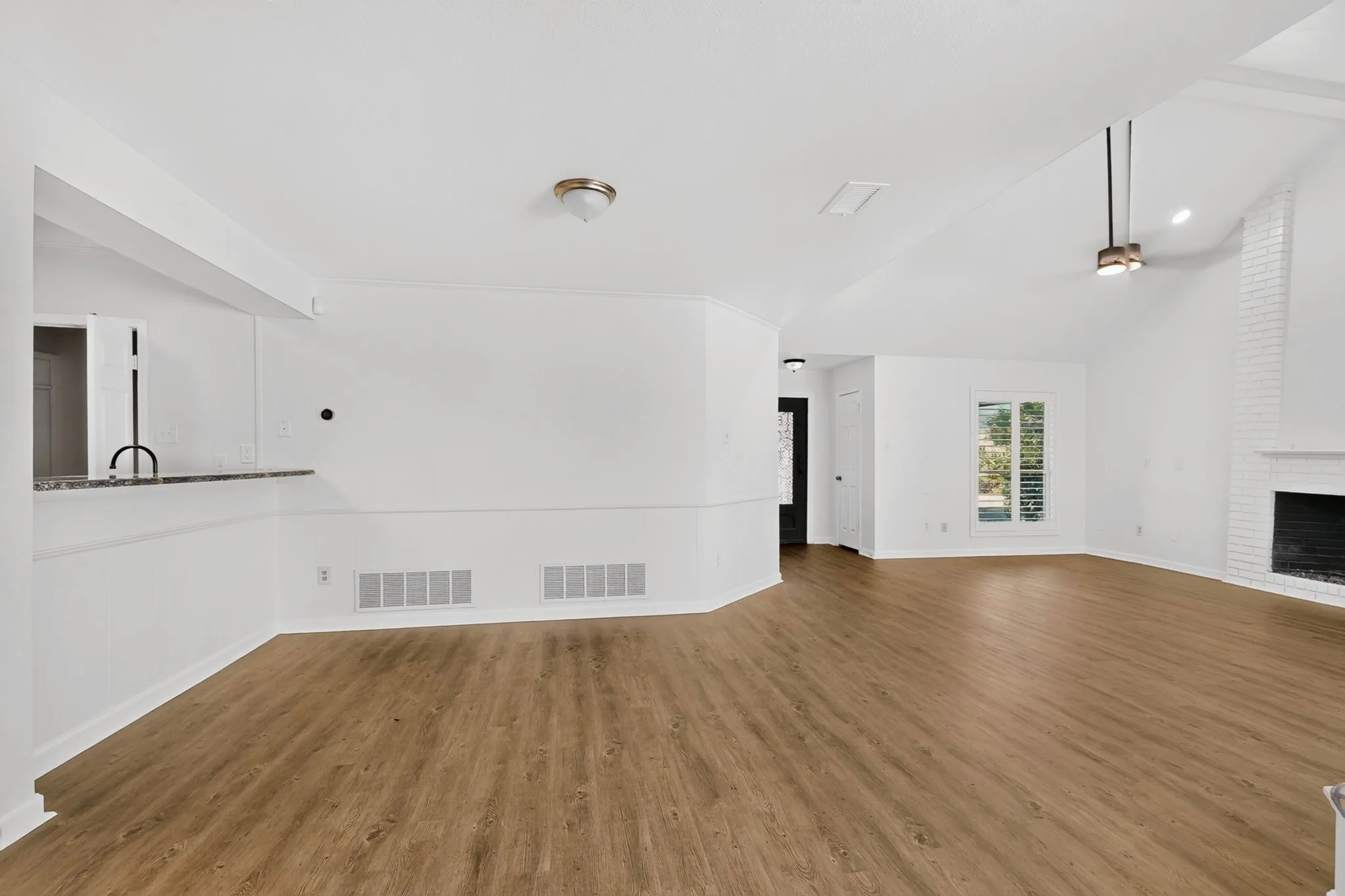 Single Family Residence For Rent in Dallas County , 2707 Belmeade Drive, Carrollton, Texas 75006, 2 Bedroom, 2 Bathroom, 2 Garage spaces, 1,430 Sqft, built in 1981, mls#21400790, Real Estate Agent in Carrollton, Homes For Rent in Dallas county, Homes For Rent in Carrollton, Realtor in Carrollton Texas, Real Estate Brokerage Independent Realty Texas, Luminita Cordes Realtor