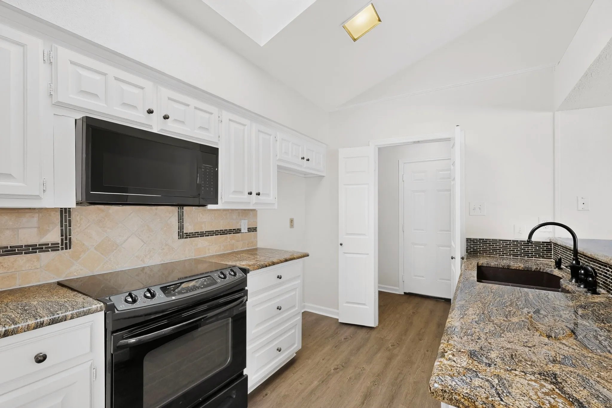 Single Family Residence For Rent in Dallas County , 2707 Belmeade Drive, Carrollton, Texas 75006, 2 Bedroom, 2 Bathroom, 2 Garage spaces, 1,430 Sqft, built in 1981, mls#21400790, Real Estate Agent in Carrollton, Homes For Rent in Dallas county, Homes For Rent in Carrollton, Realtor in Carrollton Texas, Real Estate Brokerage Independent Realty Texas, Luminita Cordes Realtor