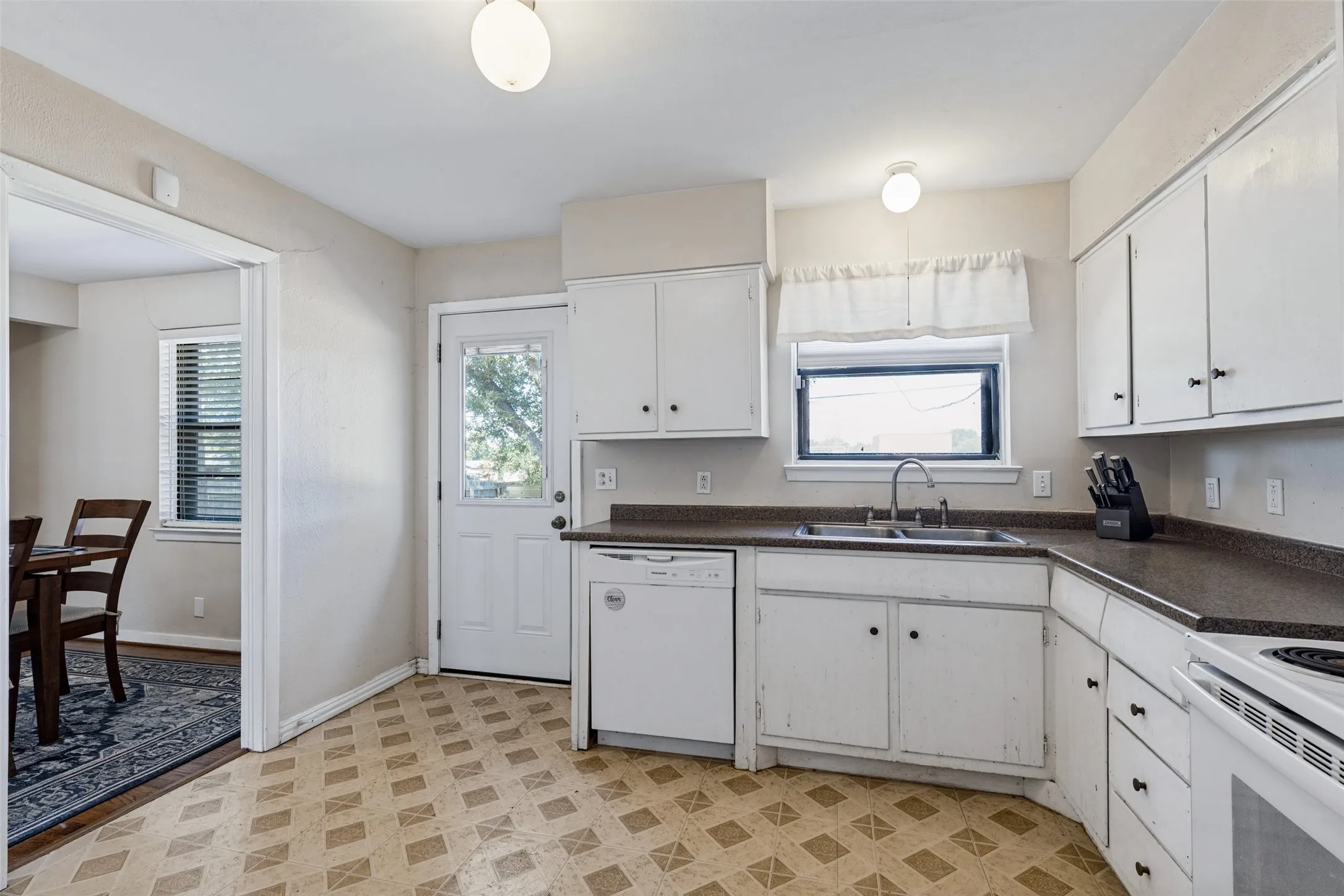 Single Family Residence For Sale in Dallas County , 10927 Dunaway Drive, Dallas, Texas 75228, 3 Bedroom, 2 Bathroom, 1 Garage spaces, 1,188 Sqft, built in 1955, mls#21398605, Real Estate Agent in Dallas, Homes For Sale in Dallas county, Homes For Sale in Dallas, Realtor in Dallas Texas, Real Estate Brokerage Independent Realty Texas, Luminita Cordes Realtor