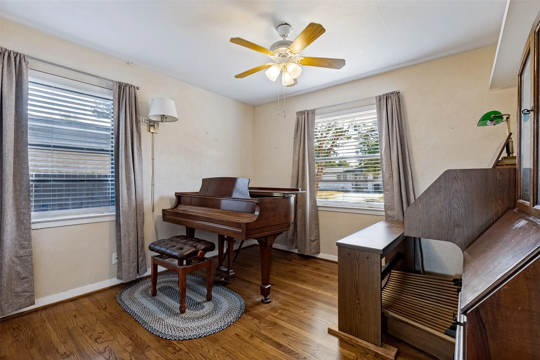 Single Family Residence For Sale in Dallas County , 10927 Dunaway Drive, Dallas, Texas 75228, 3 Bedroom, 2 Bathroom, 1 Garage spaces, 1,188 Sqft, built in 1955, mls#21398605, Real Estate Agent in Dallas, Homes For Sale in Dallas county, Homes For Sale in Dallas, Realtor in Dallas Texas, Real Estate Brokerage Independent Realty Texas, Luminita Cordes Realtor