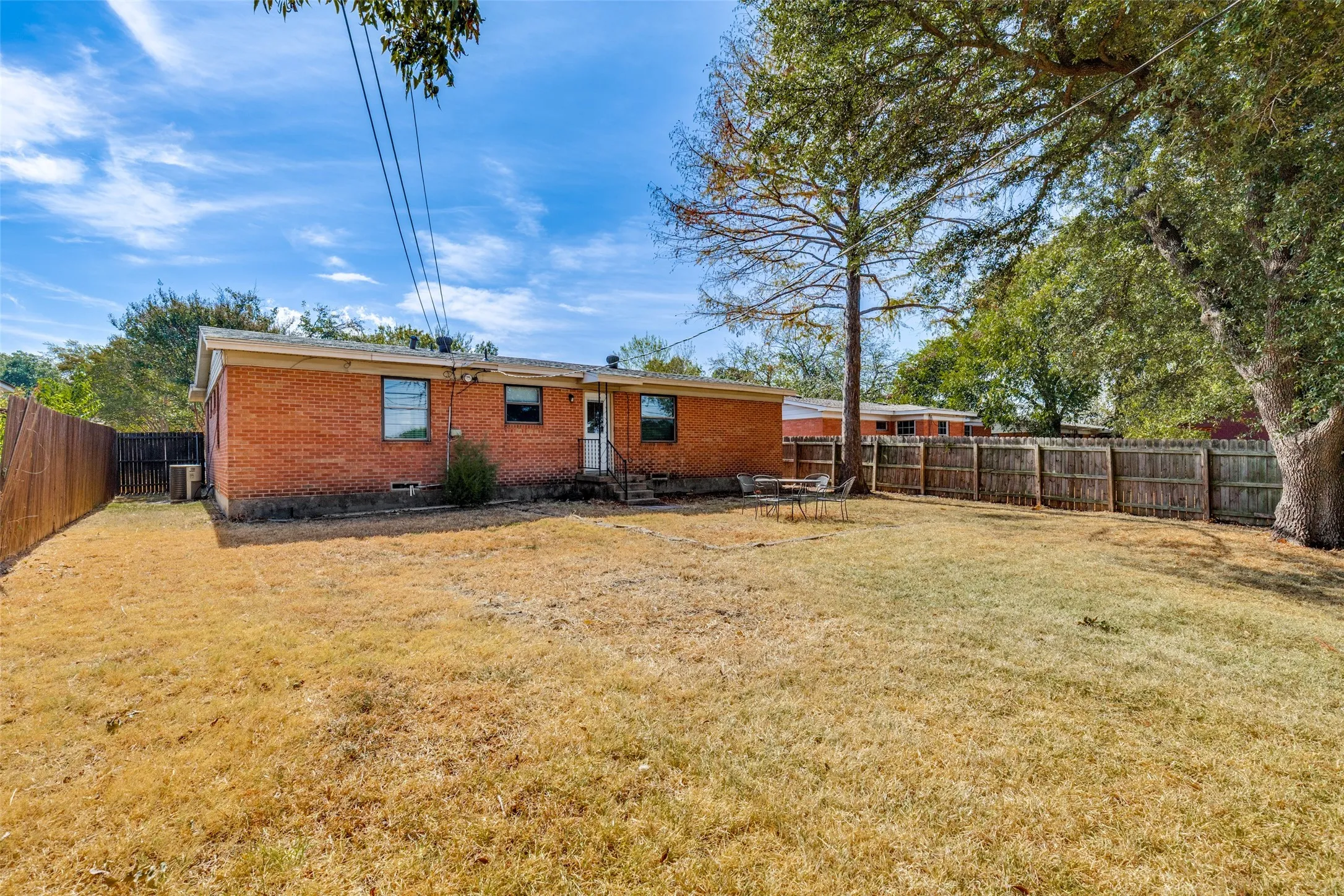 Single Family Residence For Sale in Dallas County , 10927 Dunaway Drive, Dallas, Texas 75228, 3 Bedroom, 2 Bathroom, 1 Garage spaces, 1,188 Sqft, built in 1955, mls#21398605, Real Estate Agent in Dallas, Homes For Sale in Dallas county, Homes For Sale in Dallas, Realtor in Dallas Texas, Real Estate Brokerage Independent Realty Texas, Luminita Cordes Realtor