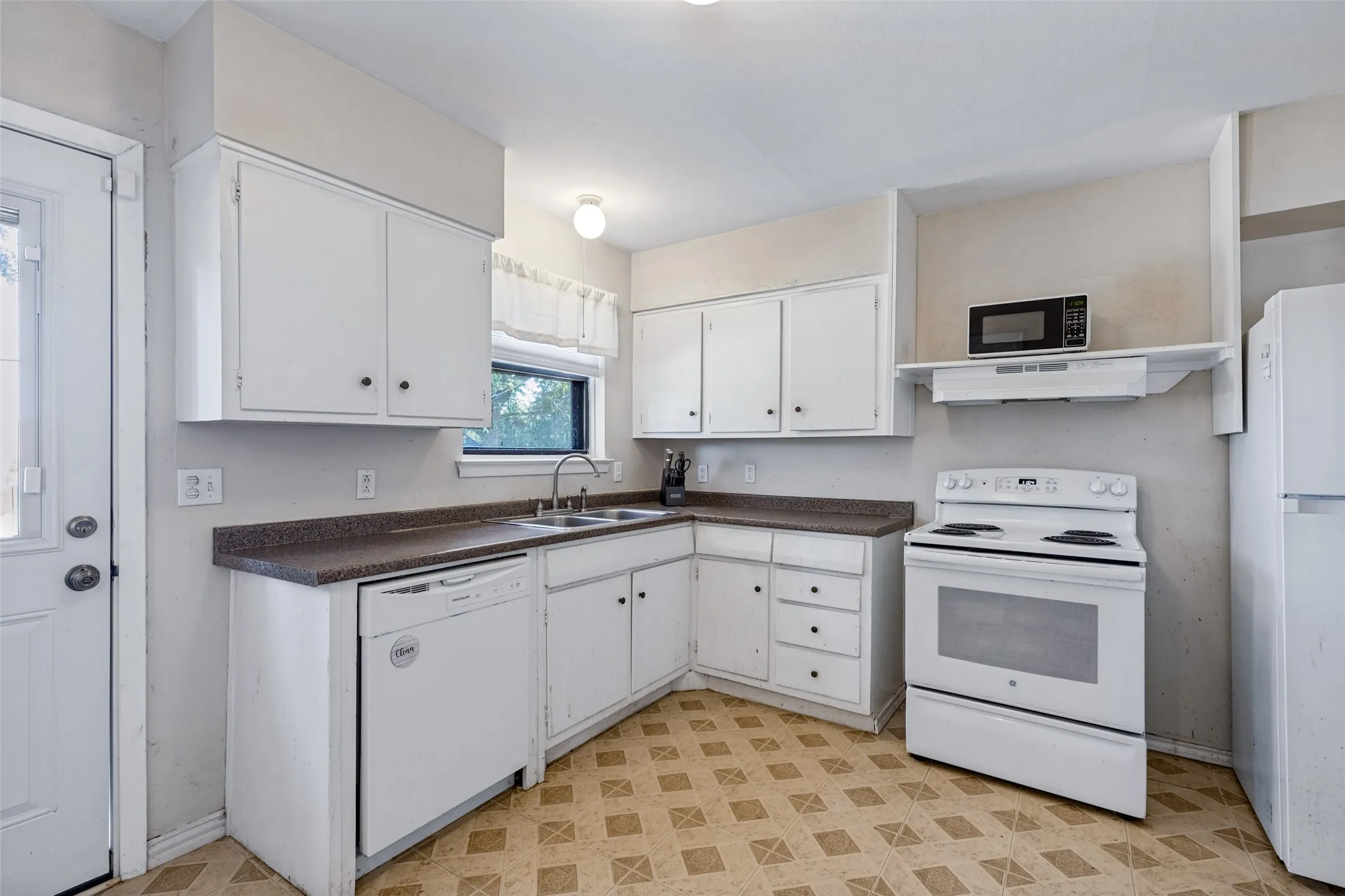 Single Family Residence For Sale in Dallas County , 10927 Dunaway Drive, Dallas, Texas 75228, 3 Bedroom, 2 Bathroom, 1 Garage spaces, 1,188 Sqft, built in 1955, mls#21398605, Real Estate Agent in Dallas, Homes For Sale in Dallas county, Homes For Sale in Dallas, Realtor in Dallas Texas, Real Estate Brokerage Independent Realty Texas, Luminita Cordes Realtor