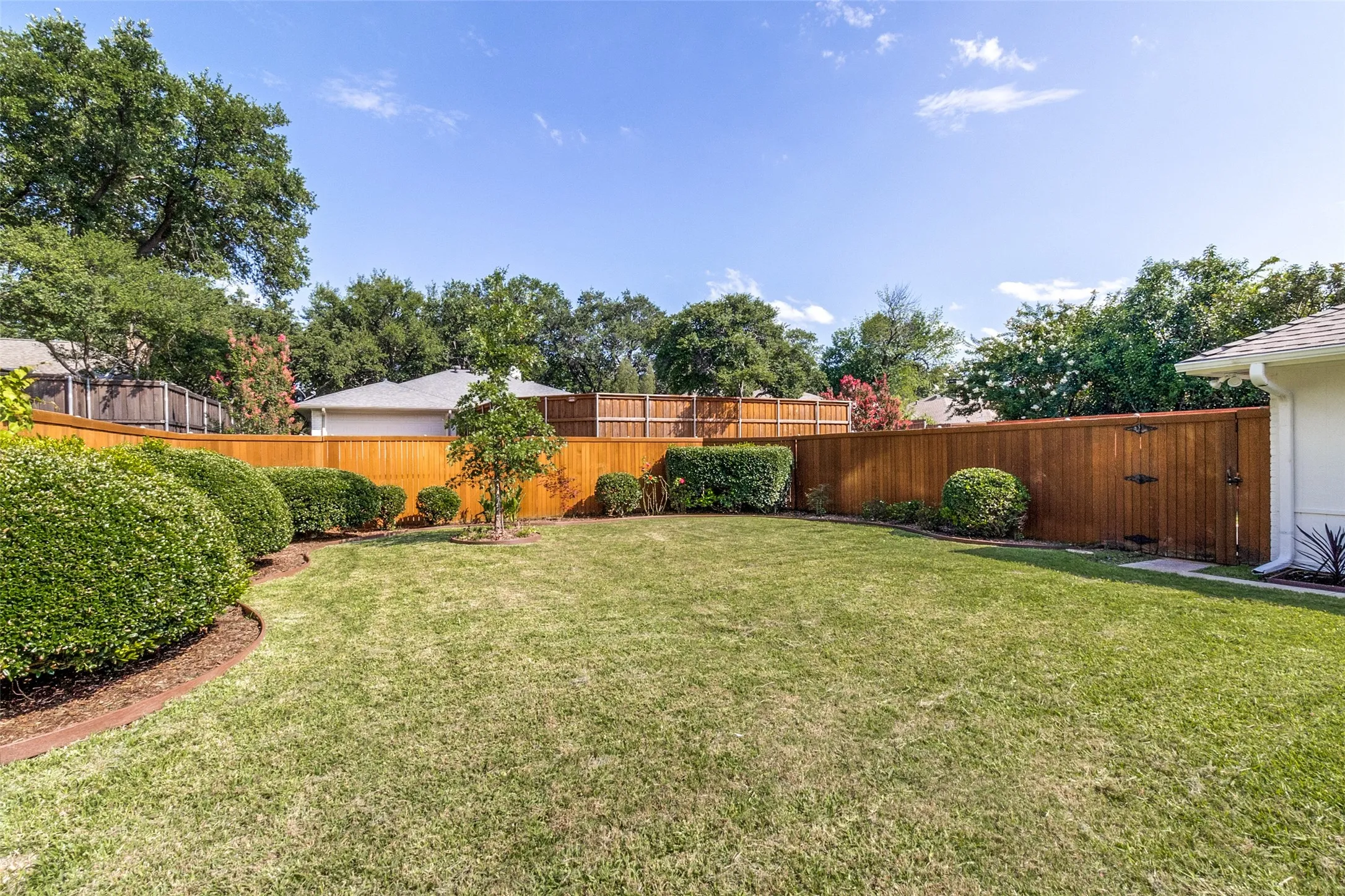 Single Family Residence For Sale in Dallas County , 7122 Winedale Drive, Dallas, Texas 75231, 3 Bedroom, 3 Bathroom, 2 Garage spaces, 2,150 Sqft, built in 1976, mls#21400651, Real Estate Agent in Dallas, Homes For Sale in Dallas county, Homes For Sale in Dallas, Realtor in Dallas Texas, Real Estate Brokerage Independent Realty Texas, Luminita Cordes Realtor