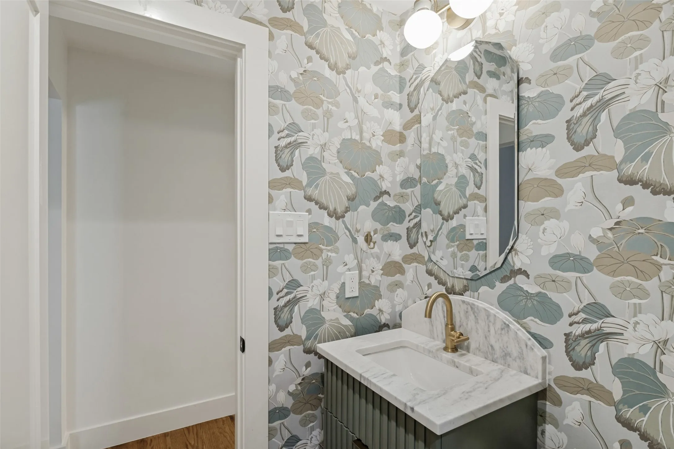 Single Family Residence For Sale in Dallas County , 7122 Winedale Drive, Dallas, Texas 75231, 3 Bedroom, 3 Bathroom, 2 Garage spaces, 2,150 Sqft, built in 1976, mls#21400651, Real Estate Agent in Dallas, Homes For Sale in Dallas county, Homes For Sale in Dallas, Realtor in Dallas Texas, Real Estate Brokerage Independent Realty Texas, Luminita Cordes Realtor