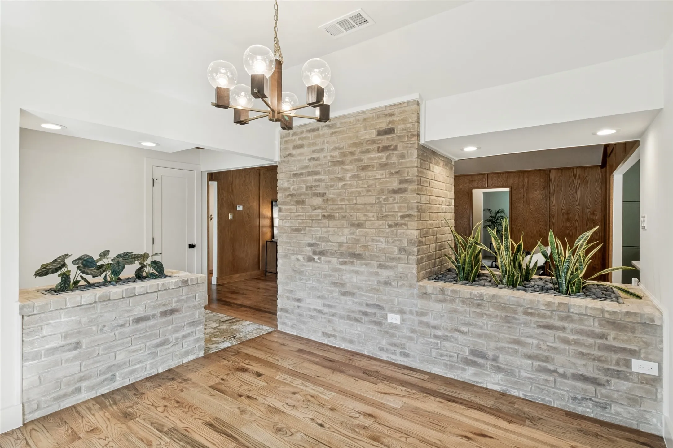 Single Family Residence For Sale in Dallas County , 7122 Winedale Drive, Dallas, Texas 75231, 3 Bedroom, 3 Bathroom, 2 Garage spaces, 2,150 Sqft, built in 1976, mls#21400651, Real Estate Agent in Dallas, Homes For Sale in Dallas county, Homes For Sale in Dallas, Realtor in Dallas Texas, Real Estate Brokerage Independent Realty Texas, Luminita Cordes Realtor