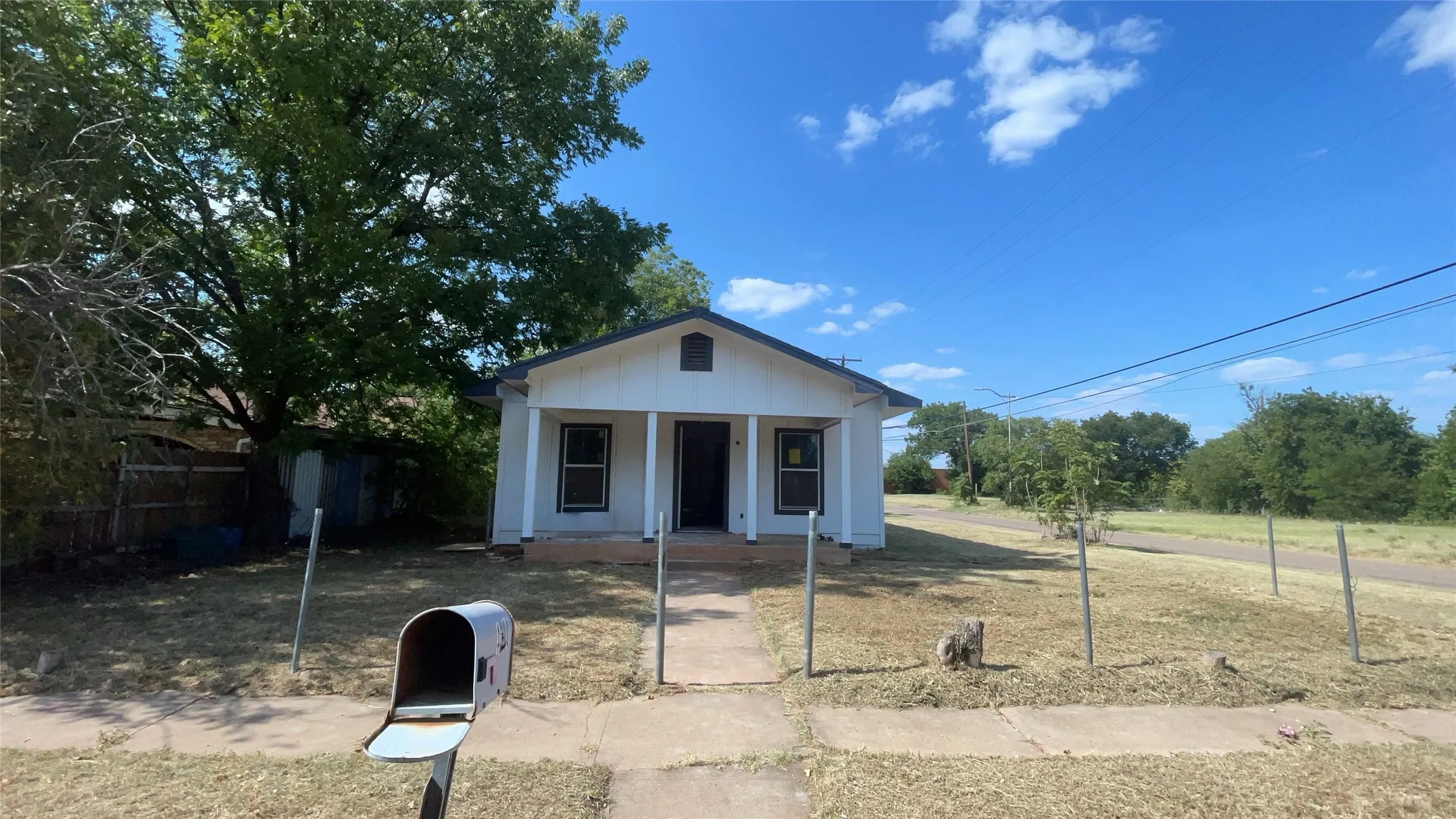 Single Family Residence For Sale in Wichita County , 1300 N 9th Street, Wichita Falls, Texas 76306, 3 Bedroom, 1 Bathroom, Garage spaces, 1,056 Sqft, built in 1920, mls#21363008, Real Estate Agent in Wichita Falls, Homes For Sale in Wichita county, Homes For Sale in Wichita Falls, Realtor in Wichita Falls Texas, Real Estate Brokerage Independent Realty Texas, Luminita Cordes Realtor