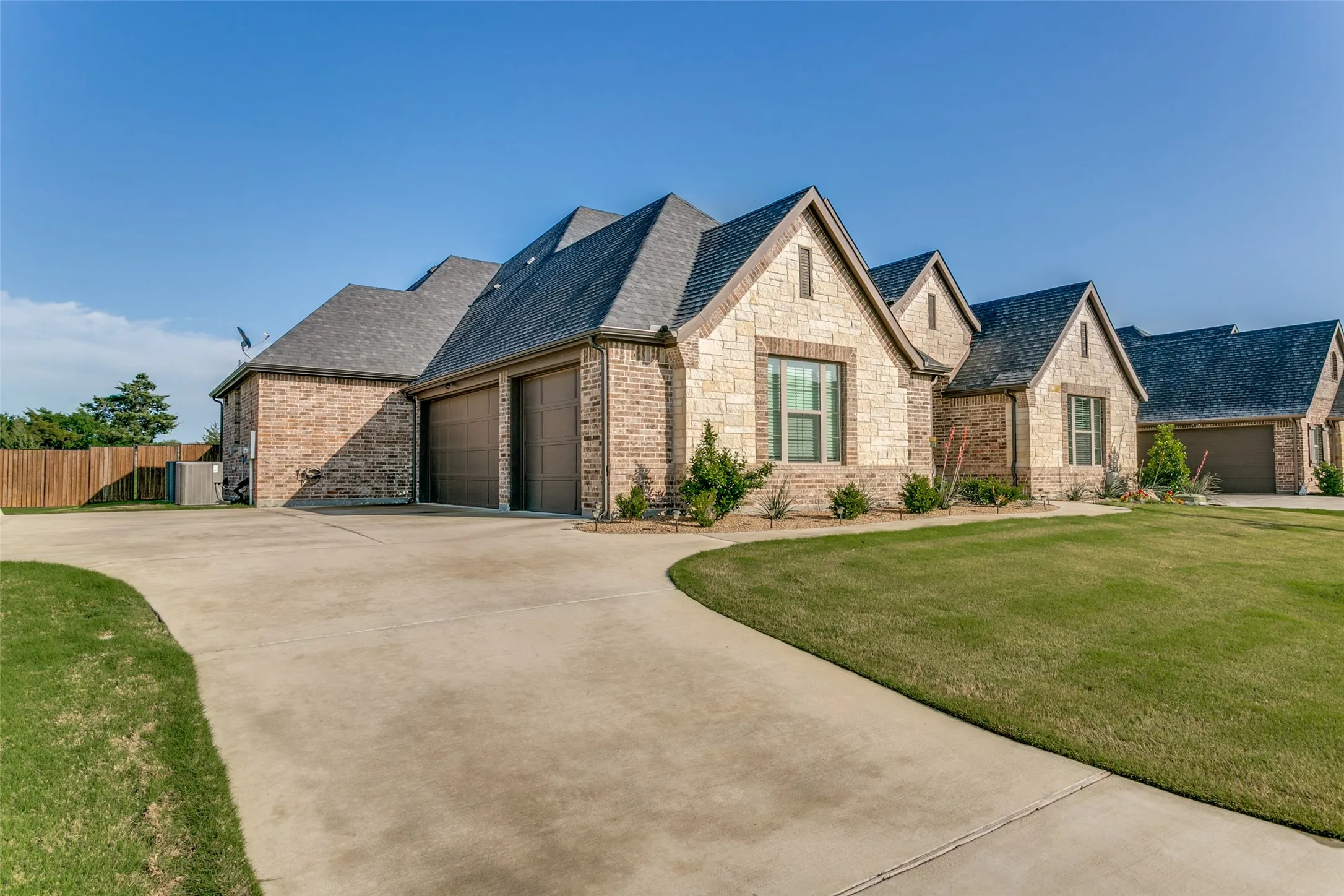 Single Family Residence For Sale in Tarrant County , 12492 Palmer Drive, Fort Worth, Texas 76179, 4 Bedroom, 3 Bathroom, 3 Garage spaces, 3,399 Sqft, built in 2021, mls#21400830, Real Estate Agent in Fort Worth, Homes For Sale in Tarrant county, Homes For Sale in Fort Worth, Realtor in Fort Worth Texas, Real Estate Brokerage Independent Realty Texas, Luminita Cordes Realtor