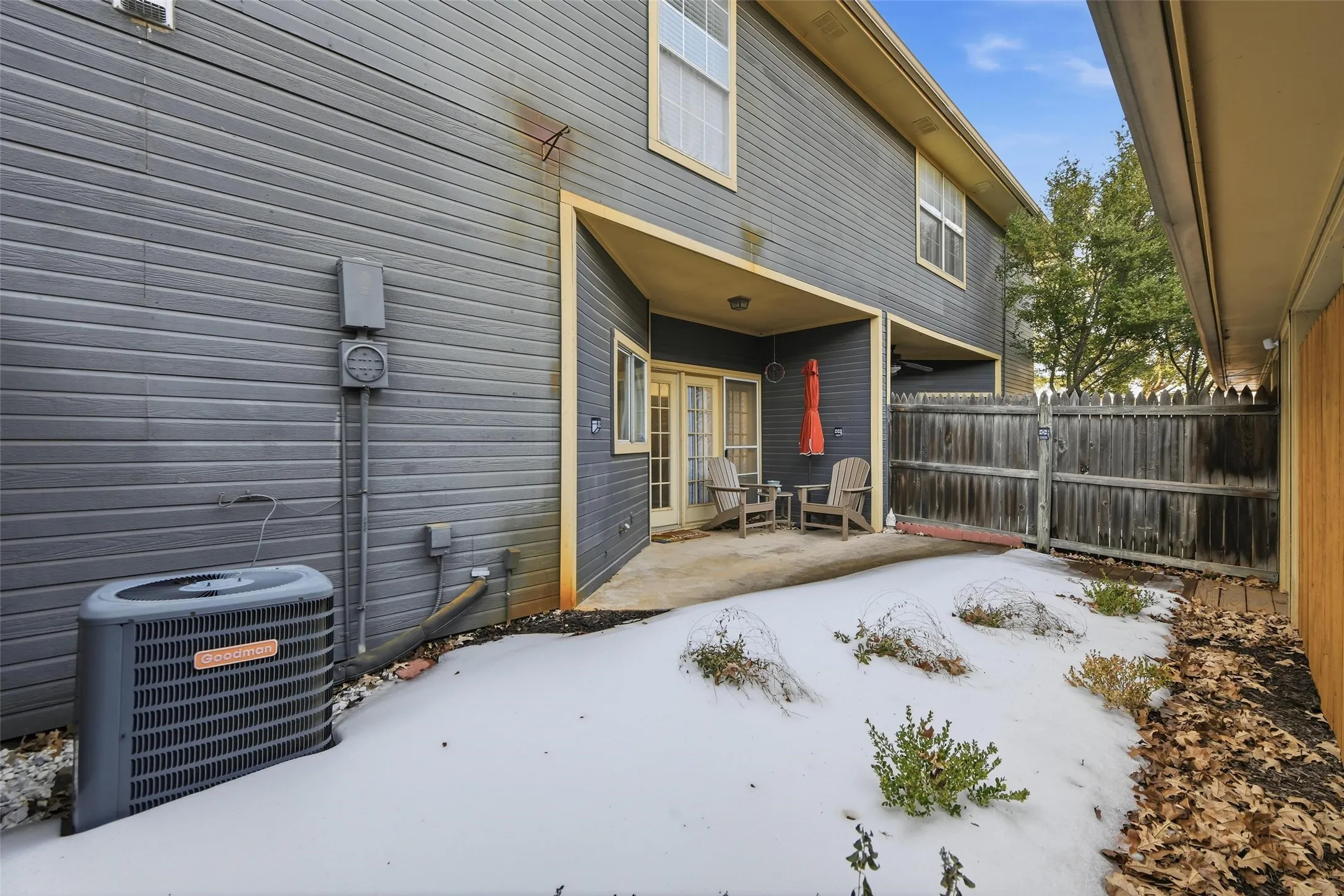 Covered patio with concrete flooring