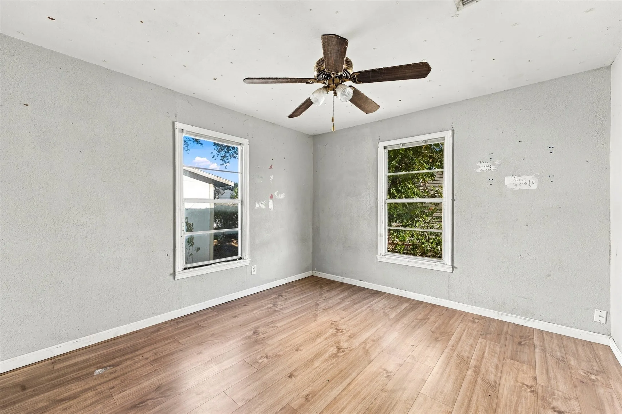 Single Family Residence For Sale in Mc Lennan County , 814 S Pierce Street, Mc Gregor, Texas 76657, 2 Bedroom, 1 Bathroom, 2 Garage spaces, 900 Sqft, built in 1956, mls#21398222, Real Estate Agent in Mc Gregor, Homes For Sale in Mc Lennan county, Homes For Sale in Mc Gregor, Realtor in Mc Gregor Texas, Real Estate Brokerage Independent Realty Texas, Luminita Cordes Realtor
