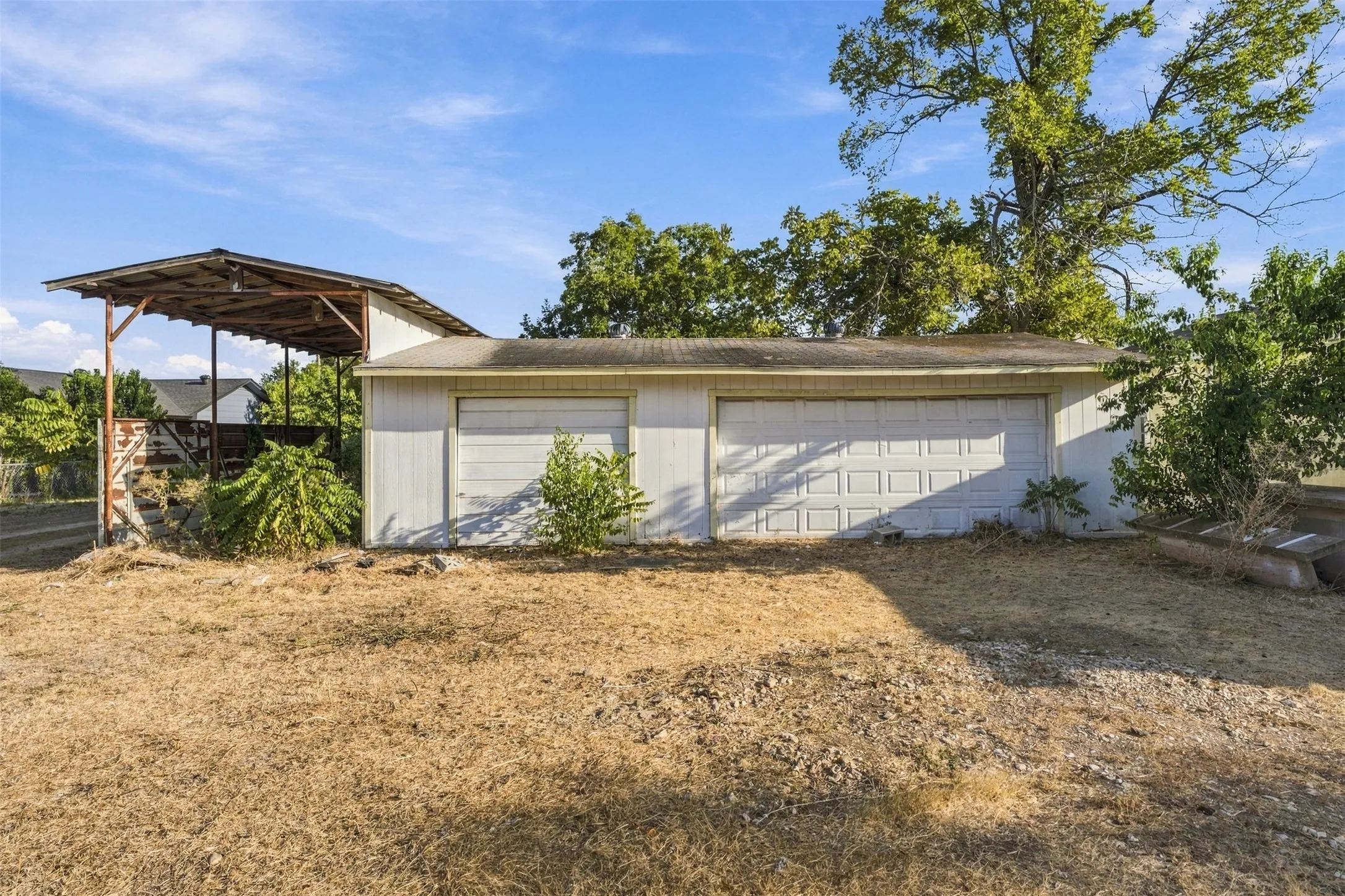 Single Family Residence For Sale in Mc Lennan County , 814 S Pierce Street, Mc Gregor, Texas 76657, 2 Bedroom, 1 Bathroom, 2 Garage spaces, 900 Sqft, built in 1956, mls#21398222, Real Estate Agent in Mc Gregor, Homes For Sale in Mc Lennan county, Homes For Sale in Mc Gregor, Realtor in Mc Gregor Texas, Real Estate Brokerage Independent Realty Texas, Luminita Cordes Realtor