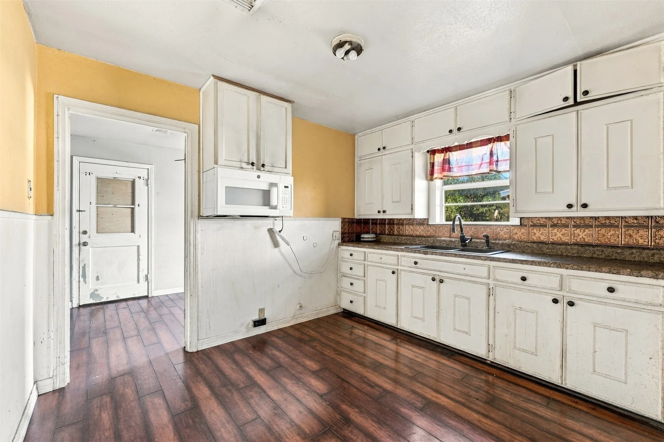 Single Family Residence For Sale in Mc Lennan County , 814 S Pierce Street, Mc Gregor, Texas 76657, 2 Bedroom, 1 Bathroom, 2 Garage spaces, 900 Sqft, built in 1956, mls#21398222, Real Estate Agent in Mc Gregor, Homes For Sale in Mc Lennan county, Homes For Sale in Mc Gregor, Realtor in Mc Gregor Texas, Real Estate Brokerage Independent Realty Texas, Luminita Cordes Realtor