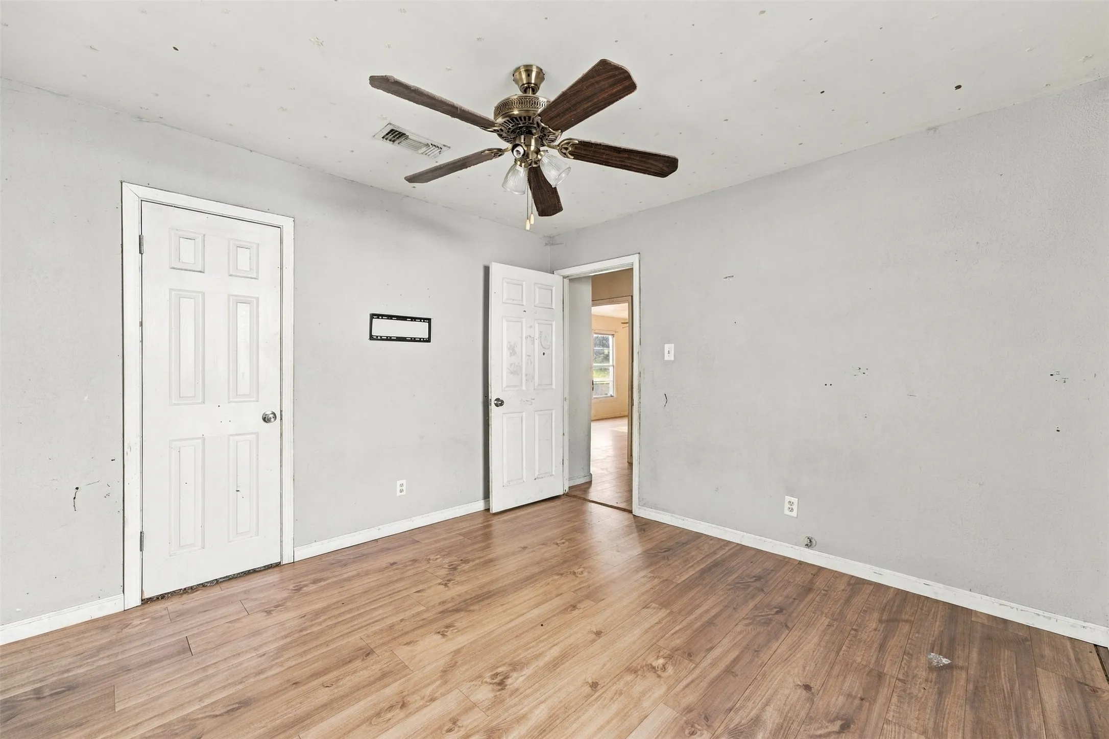 Single Family Residence For Sale in Mc Lennan County , 814 S Pierce Street, Mc Gregor, Texas 76657, 2 Bedroom, 1 Bathroom, 2 Garage spaces, 900 Sqft, built in 1956, mls#21398222, Real Estate Agent in Mc Gregor, Homes For Sale in Mc Lennan county, Homes For Sale in Mc Gregor, Realtor in Mc Gregor Texas, Real Estate Brokerage Independent Realty Texas, Luminita Cordes Realtor