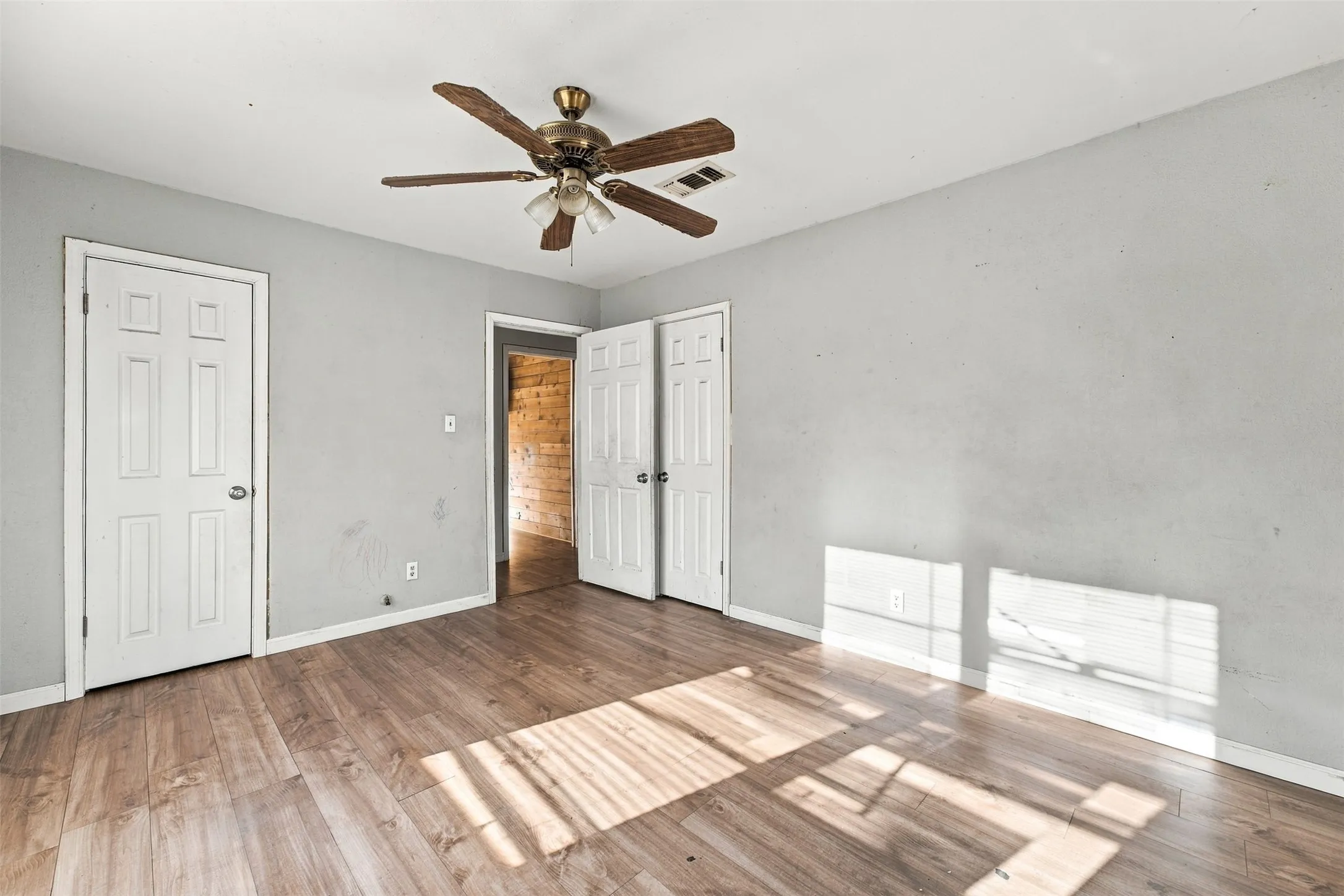 Single Family Residence For Sale in Mc Lennan County , 814 S Pierce Street, Mc Gregor, Texas 76657, 2 Bedroom, 1 Bathroom, 2 Garage spaces, 900 Sqft, built in 1956, mls#21398222, Real Estate Agent in Mc Gregor, Homes For Sale in Mc Lennan county, Homes For Sale in Mc Gregor, Realtor in Mc Gregor Texas, Real Estate Brokerage Independent Realty Texas, Luminita Cordes Realtor