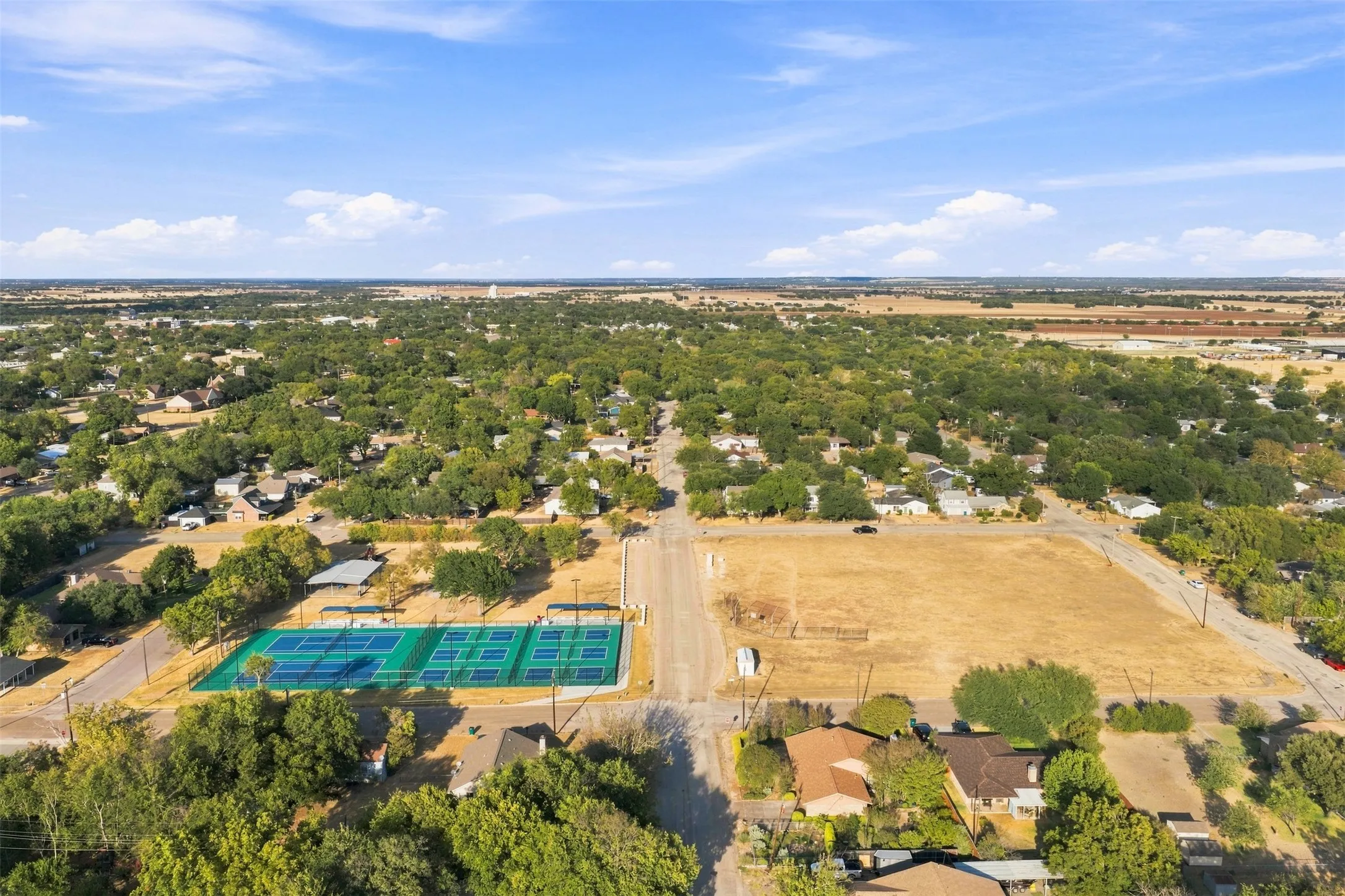 Single Family Residence For Sale in Mc Lennan County , 814 S Pierce Street, Mc Gregor, Texas 76657, 2 Bedroom, 1 Bathroom, 2 Garage spaces, 900 Sqft, built in 1956, mls#21398222, Real Estate Agent in Mc Gregor, Homes For Sale in Mc Lennan county, Homes For Sale in Mc Gregor, Realtor in Mc Gregor Texas, Real Estate Brokerage Independent Realty Texas, Luminita Cordes Realtor