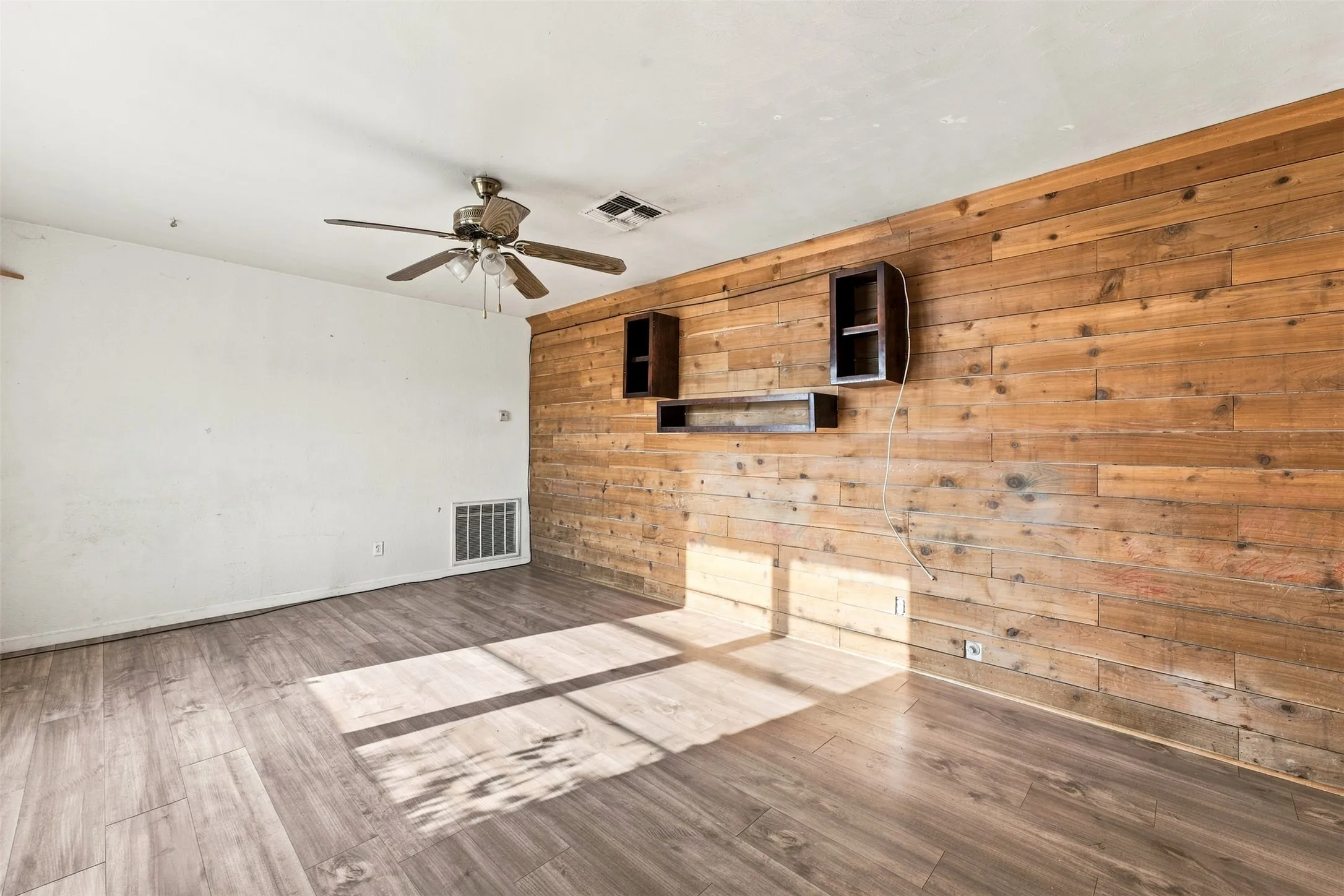 Single Family Residence For Sale in Mc Lennan County , 814 S Pierce Street, Mc Gregor, Texas 76657, 2 Bedroom, 1 Bathroom, 2 Garage spaces, 900 Sqft, built in 1956, mls#21398222, Real Estate Agent in Mc Gregor, Homes For Sale in Mc Lennan county, Homes For Sale in Mc Gregor, Realtor in Mc Gregor Texas, Real Estate Brokerage Independent Realty Texas, Luminita Cordes Realtor