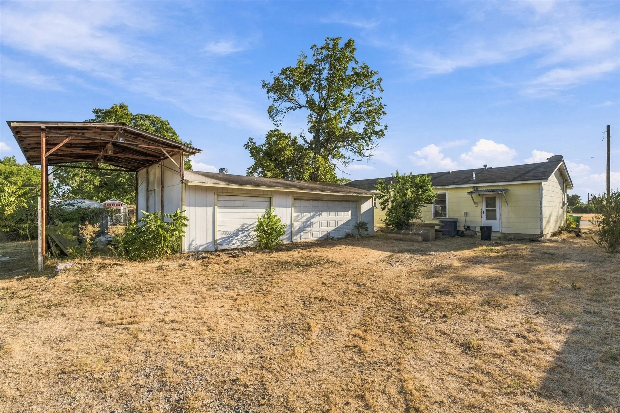 Single Family Residence For Sale in Mc Lennan County , 814 S Pierce Street, Mc Gregor, Texas 76657, 2 Bedroom, 1 Bathroom, 2 Garage spaces, 900 Sqft, built in 1956, mls#21398222, Real Estate Agent in Mc Gregor, Homes For Sale in Mc Lennan county, Homes For Sale in Mc Gregor, Realtor in Mc Gregor Texas, Real Estate Brokerage Independent Realty Texas, Luminita Cordes Realtor