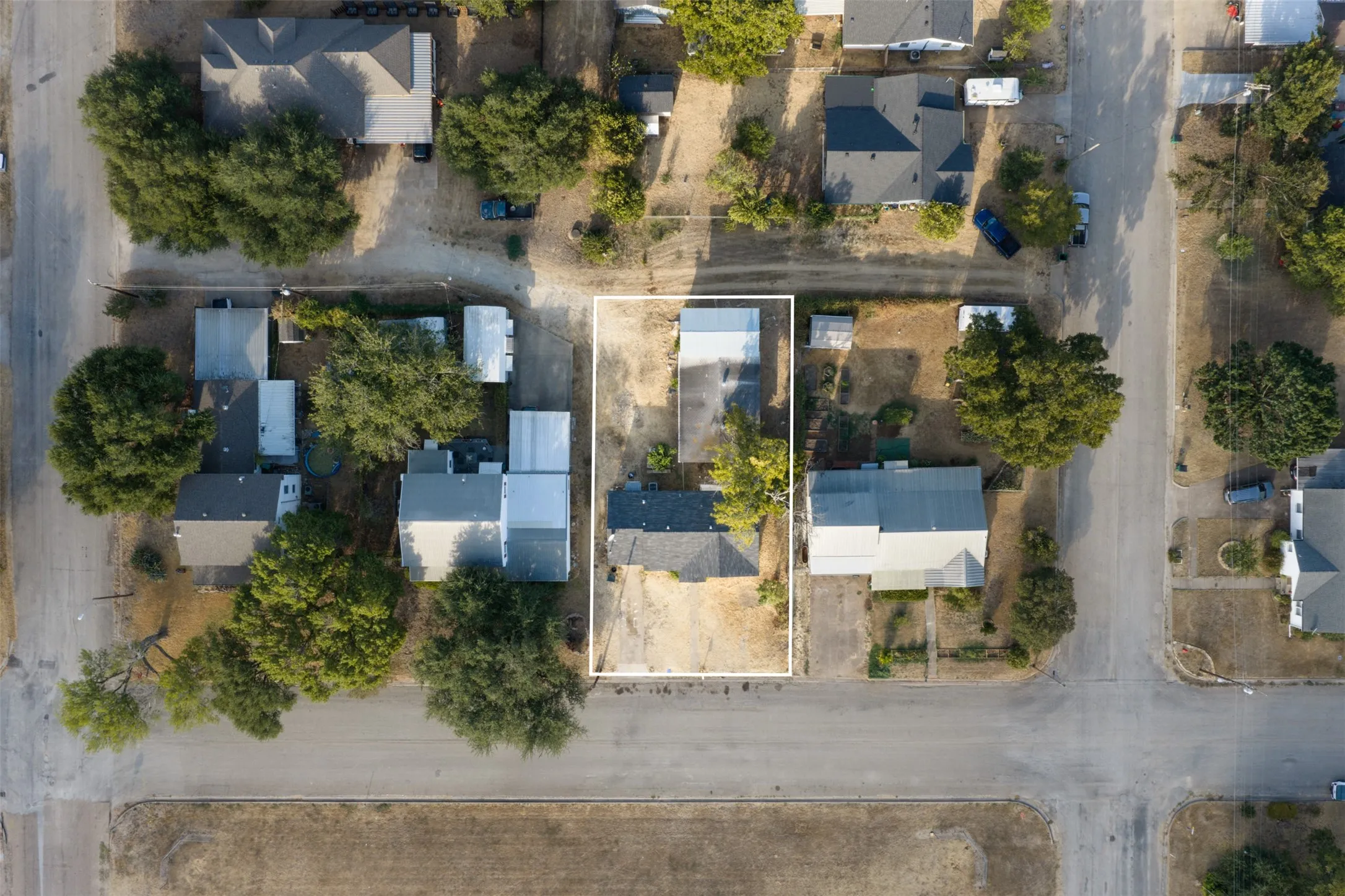Single Family Residence For Sale in Mc Lennan County , 814 S Pierce Street, Mc Gregor, Texas 76657, 2 Bedroom, 1 Bathroom, 2 Garage spaces, 900 Sqft, built in 1956, mls#21398222, Real Estate Agent in Mc Gregor, Homes For Sale in Mc Lennan county, Homes For Sale in Mc Gregor, Realtor in Mc Gregor Texas, Real Estate Brokerage Independent Realty Texas, Luminita Cordes Realtor