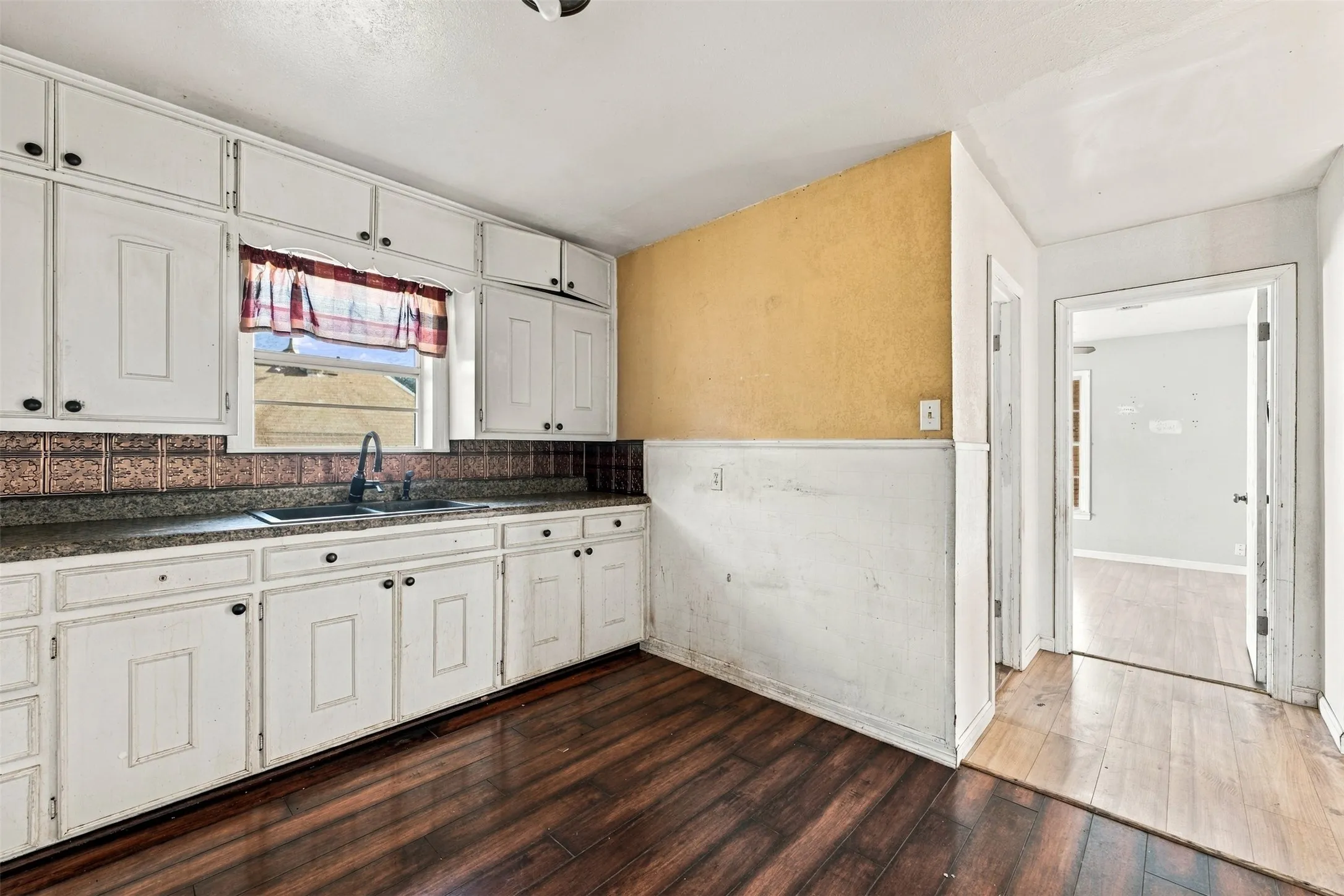 Single Family Residence For Sale in Mc Lennan County , 814 S Pierce Street, Mc Gregor, Texas 76657, 2 Bedroom, 1 Bathroom, 2 Garage spaces, 900 Sqft, built in 1956, mls#21398222, Real Estate Agent in Mc Gregor, Homes For Sale in Mc Lennan county, Homes For Sale in Mc Gregor, Realtor in Mc Gregor Texas, Real Estate Brokerage Independent Realty Texas, Luminita Cordes Realtor