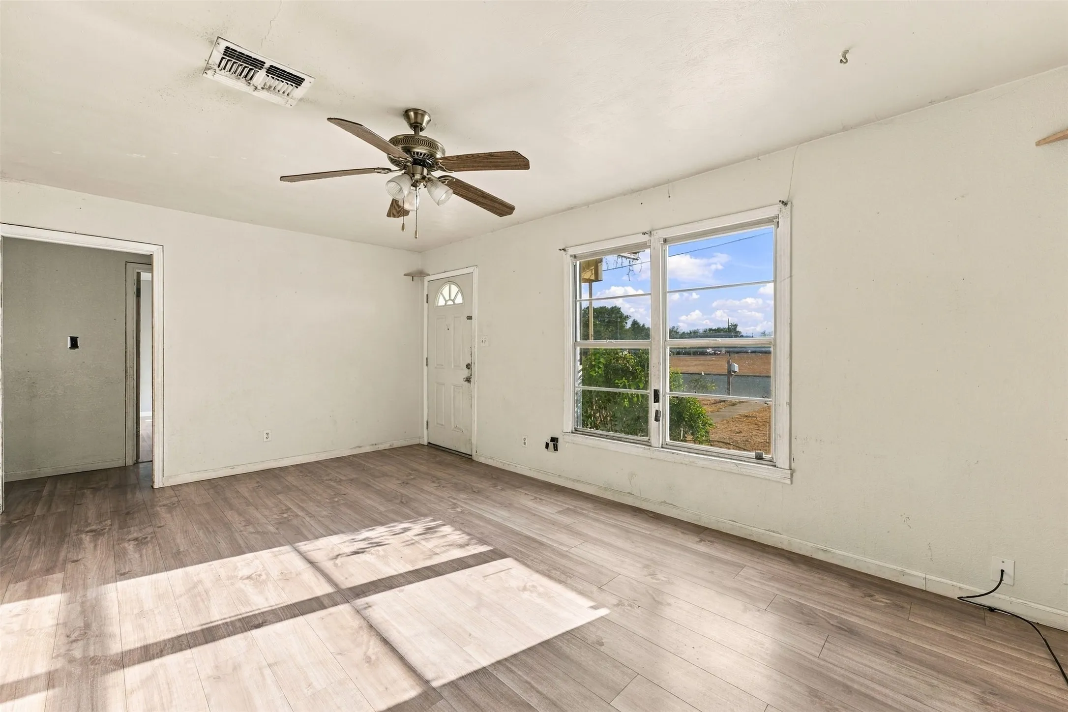 Single Family Residence For Sale in Mc Lennan County , 814 S Pierce Street, Mc Gregor, Texas 76657, 2 Bedroom, 1 Bathroom, 2 Garage spaces, 900 Sqft, built in 1956, mls#21398222, Real Estate Agent in Mc Gregor, Homes For Sale in Mc Lennan county, Homes For Sale in Mc Gregor, Realtor in Mc Gregor Texas, Real Estate Brokerage Independent Realty Texas, Luminita Cordes Realtor
