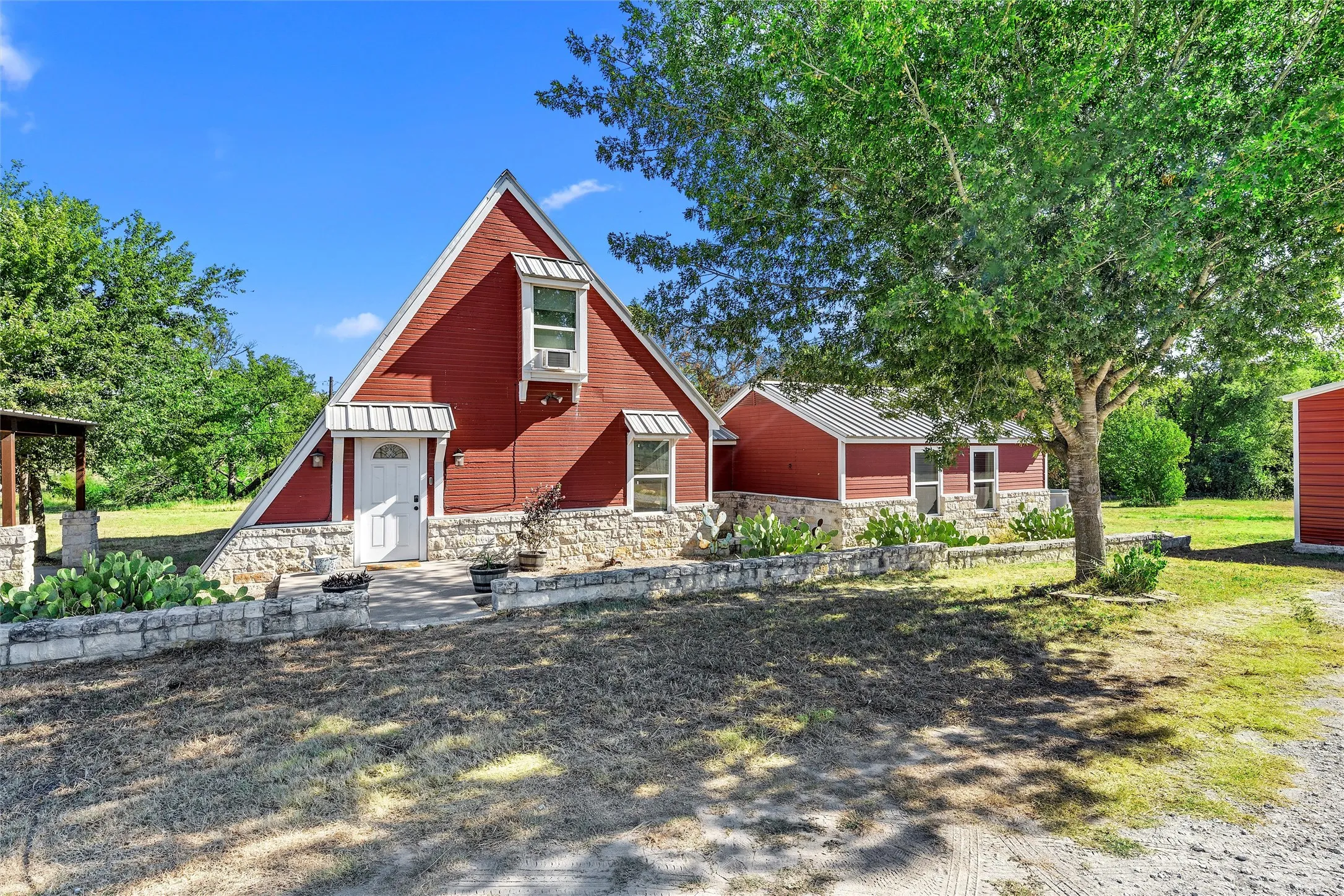 Single Family Residence For Sale in Mc Lennan County , 518 Warren Road, Lorena, Texas 76655, 4 Bedroom, 2 Bathroom, 2 Garage spaces, 2,260 Sqft, built in 1983, mls#21397740, Real Estate Agent in Lorena, Homes For Sale in Mc Lennan county, Homes For Sale in Lorena, Realtor in Lorena Texas, Real Estate Brokerage Independent Realty Texas, Luminita Cordes Realtor