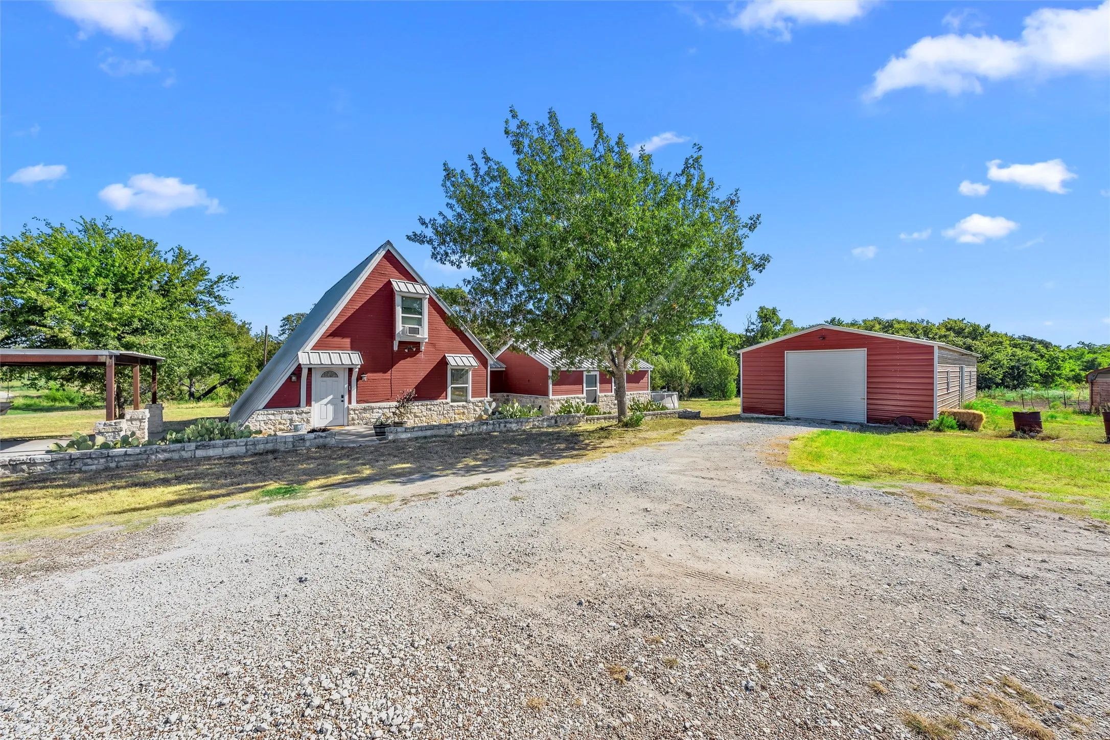 Single Family Residence For Sale in Mc Lennan County , 518 Warren Road, Lorena, Texas 76655, 4 Bedroom, 2 Bathroom, 2 Garage spaces, 2,260 Sqft, built in 1983, mls#21397740, Real Estate Agent in Lorena, Homes For Sale in Mc Lennan county, Homes For Sale in Lorena, Realtor in Lorena Texas, Real Estate Brokerage Independent Realty Texas, Luminita Cordes Realtor