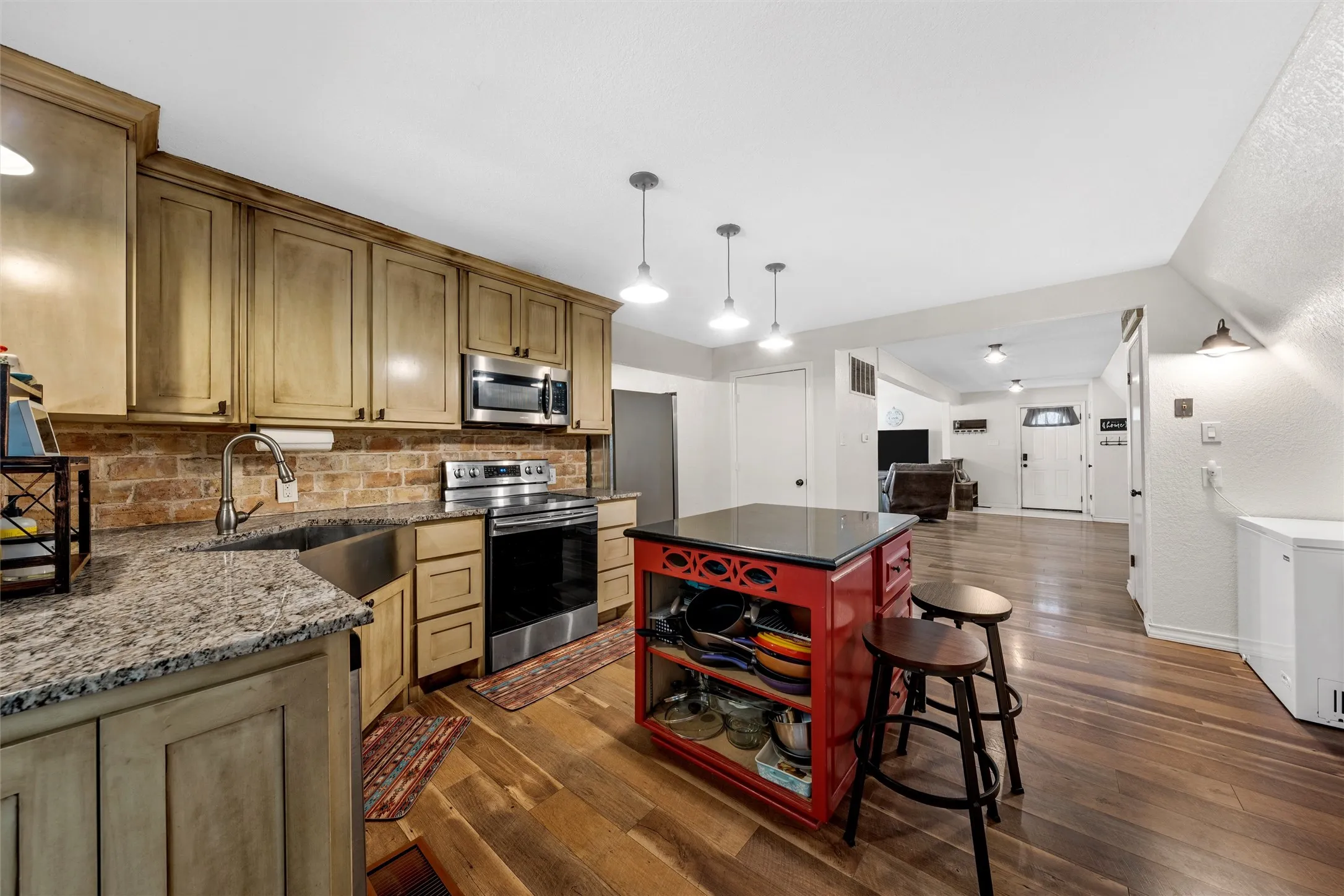 Single Family Residence For Sale in Mc Lennan County , 518 Warren Road, Lorena, Texas 76655, 4 Bedroom, 2 Bathroom, 2 Garage spaces, 2,260 Sqft, built in 1983, mls#21397740, Real Estate Agent in Lorena, Homes For Sale in Mc Lennan county, Homes For Sale in Lorena, Realtor in Lorena Texas, Real Estate Brokerage Independent Realty Texas, Luminita Cordes Realtor