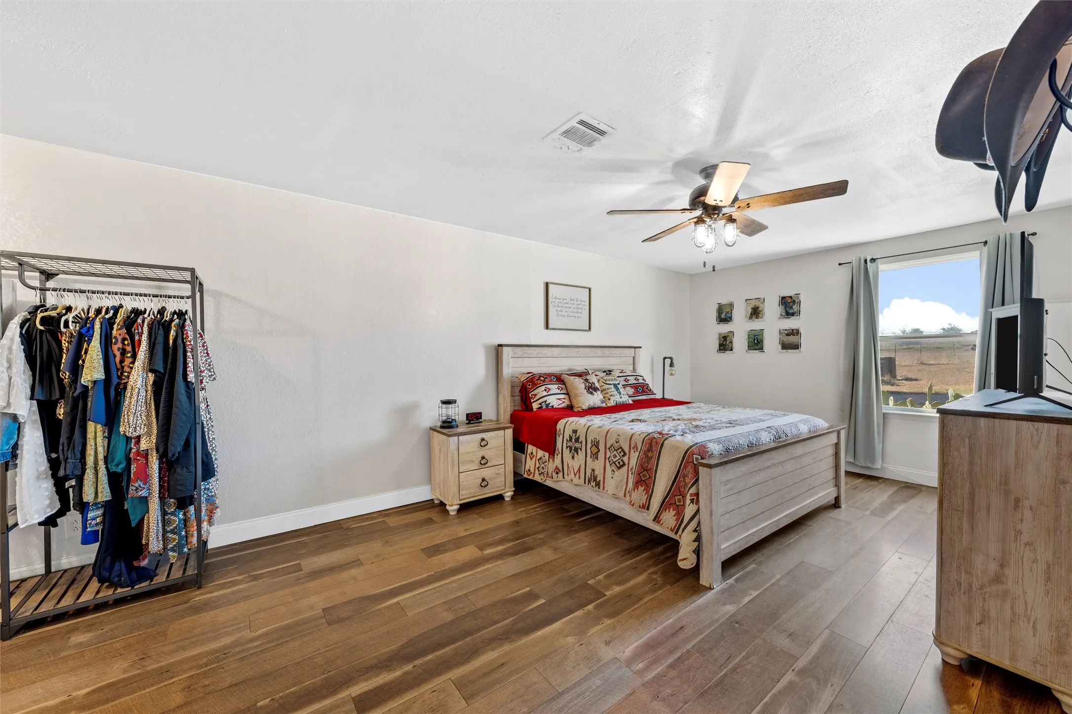 Single Family Residence For Sale in Mc Lennan County , 518 Warren Road, Lorena, Texas 76655, 4 Bedroom, 2 Bathroom, 2 Garage spaces, 2,260 Sqft, built in 1983, mls#21397740, Real Estate Agent in Lorena, Homes For Sale in Mc Lennan county, Homes For Sale in Lorena, Realtor in Lorena Texas, Real Estate Brokerage Independent Realty Texas, Luminita Cordes Realtor