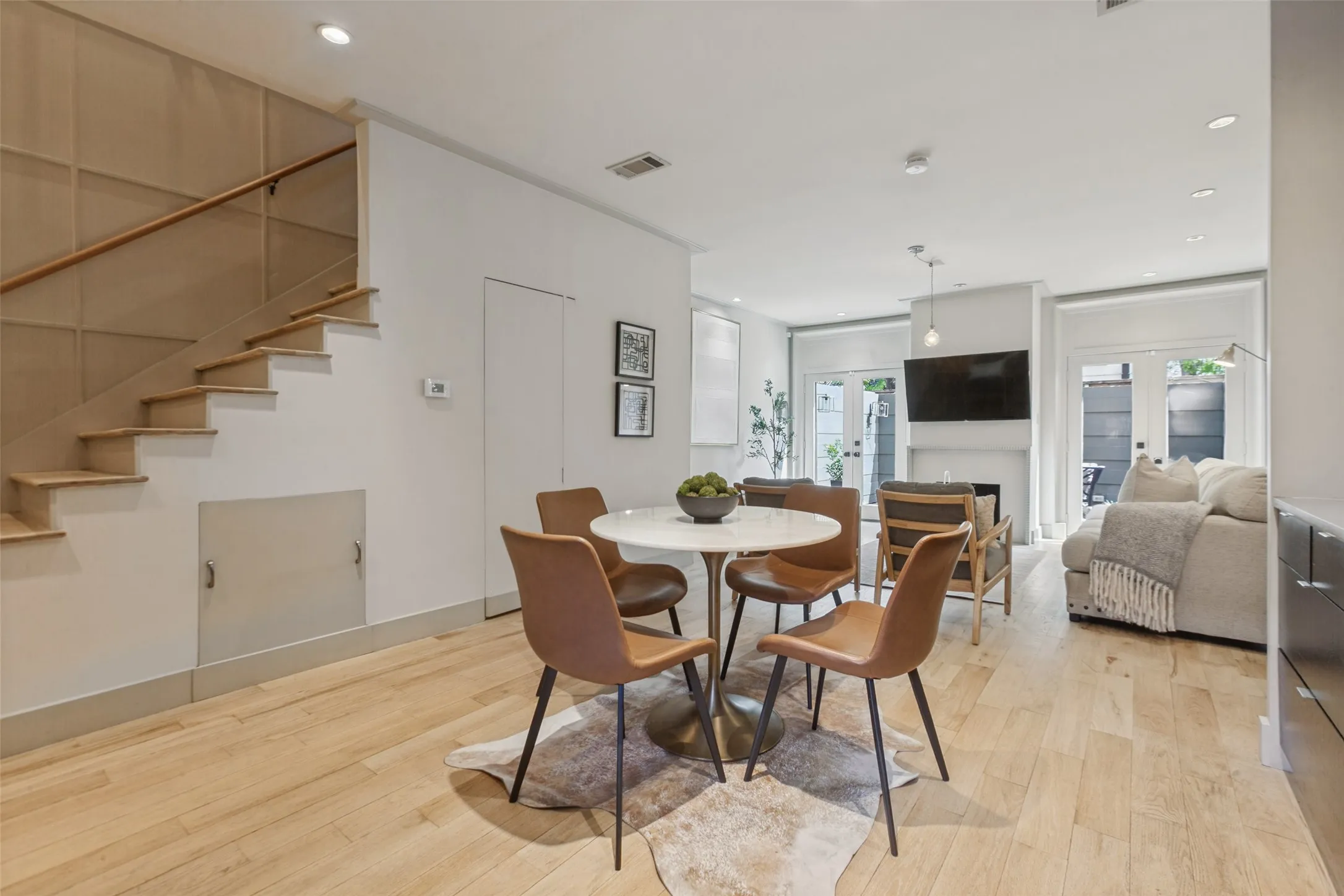 Condominium For Sale in Dallas County , 3818 N Hall Street 128, Dallas, Texas 75219, 2 Bedroom, 2 Bathroom, Garage spaces, 984 Sqft, built in 1980, mls#21398272, Real Estate Agent in Dallas, Homes For Sale in Dallas county, Homes For Sale in Dallas, Realtor in Dallas Texas, Real Estate Brokerage Independent Realty Texas, Luminita Cordes Realtor