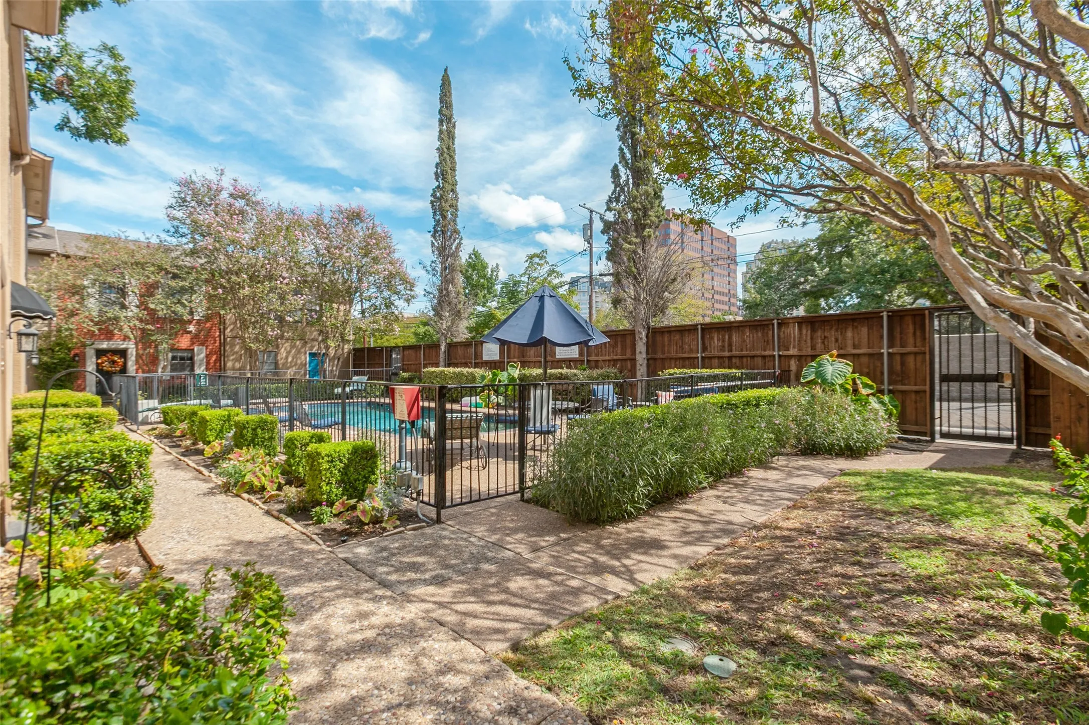 Condominium For Sale in Dallas County , 3818 N Hall Street 128, Dallas, Texas 75219, 2 Bedroom, 2 Bathroom, Garage spaces, 984 Sqft, built in 1980, mls#21398272, Real Estate Agent in Dallas, Homes For Sale in Dallas county, Homes For Sale in Dallas, Realtor in Dallas Texas, Real Estate Brokerage Independent Realty Texas, Luminita Cordes Realtor