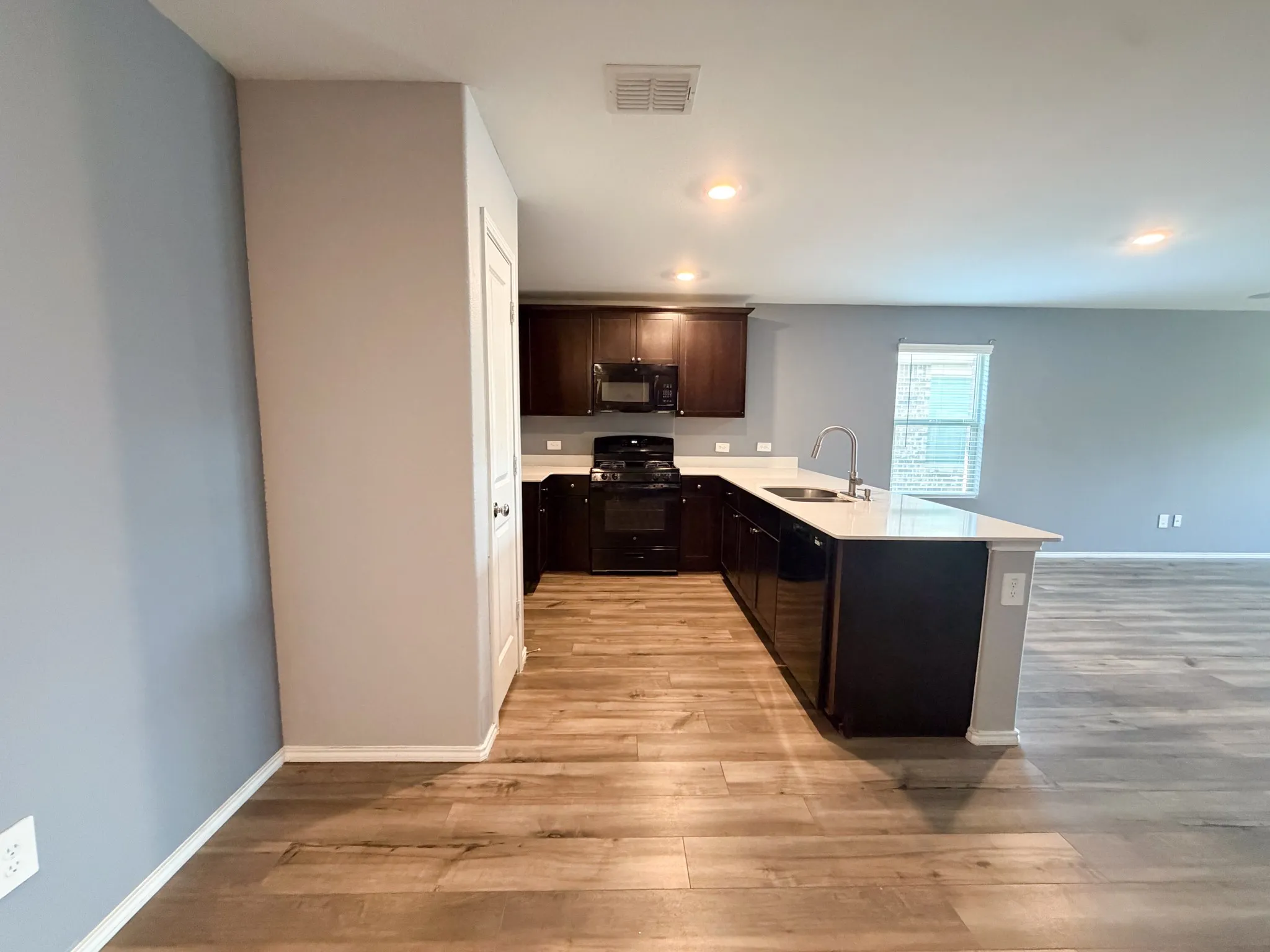 Single Family Residence For Rent in Ellis County , 1012 Lady Bird Street, Ennis, Texas 75119, 3 Bedroom, 2 Bathroom, 2 Garage spaces, 1,624 Sqft, built in 2021, mls#21400847, Real Estate Agent in Ennis, Homes For Rent in Ellis county, Homes For Rent in Ennis, Realtor in Ennis Texas, Real Estate Brokerage Independent Realty Texas, Luminita Cordes Realtor