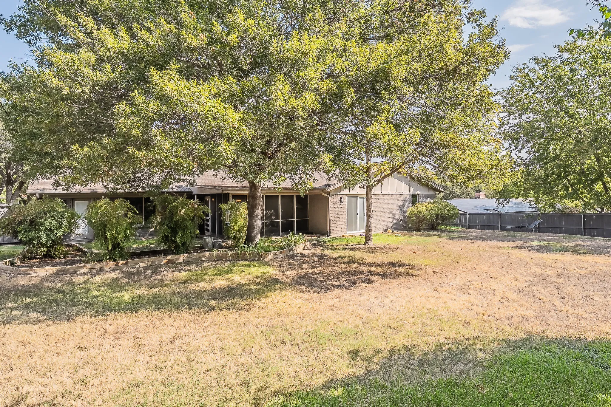 Single Family Residence For Rent in Tarrant County , 6409 Inca Road, Fort Worth, Texas 76116, 3 Bedroom, 2 Bathroom, 2 Garage spaces, 2,224 Sqft, built in 1961, mls#21399131, Real Estate Agent in Fort Worth, Homes For Rent in Tarrant county, Homes For Rent in Fort Worth, Realtor in Fort Worth Texas, Real Estate Brokerage Independent Realty Texas, Luminita Cordes Realtor