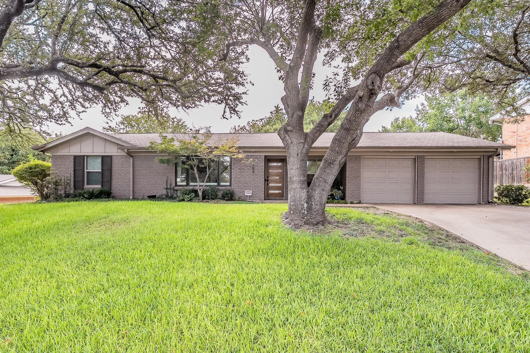 Single Family Residence For Rent in Tarrant County , 6409 Inca Road, Fort Worth, Texas 76116, 3 Bedroom, 2 Bathroom, 2 Garage spaces, 2,224 Sqft, built in 1961, mls#21399131, Real Estate Agent in Fort Worth, Homes For Rent in Tarrant county, Homes For Rent in Fort Worth, Realtor in Fort Worth Texas, Real Estate Brokerage Independent Realty Texas, Luminita Cordes Realtor