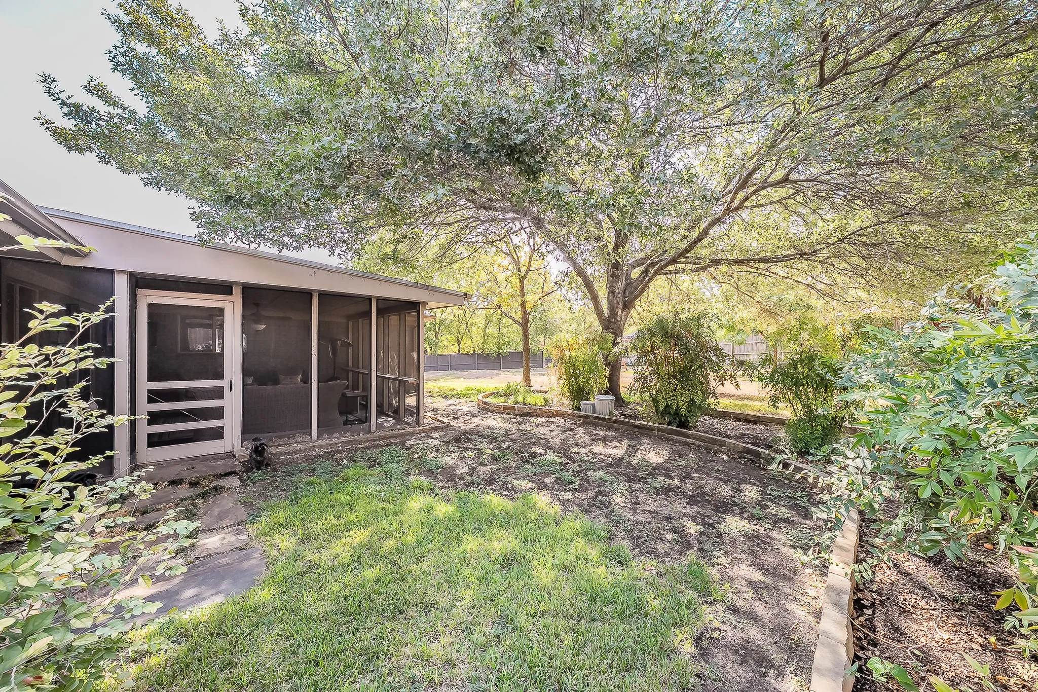 Single Family Residence For Rent in Tarrant County , 6409 Inca Road, Fort Worth, Texas 76116, 3 Bedroom, 2 Bathroom, 2 Garage spaces, 2,224 Sqft, built in 1961, mls#21399131, Real Estate Agent in Fort Worth, Homes For Rent in Tarrant county, Homes For Rent in Fort Worth, Realtor in Fort Worth Texas, Real Estate Brokerage Independent Realty Texas, Luminita Cordes Realtor