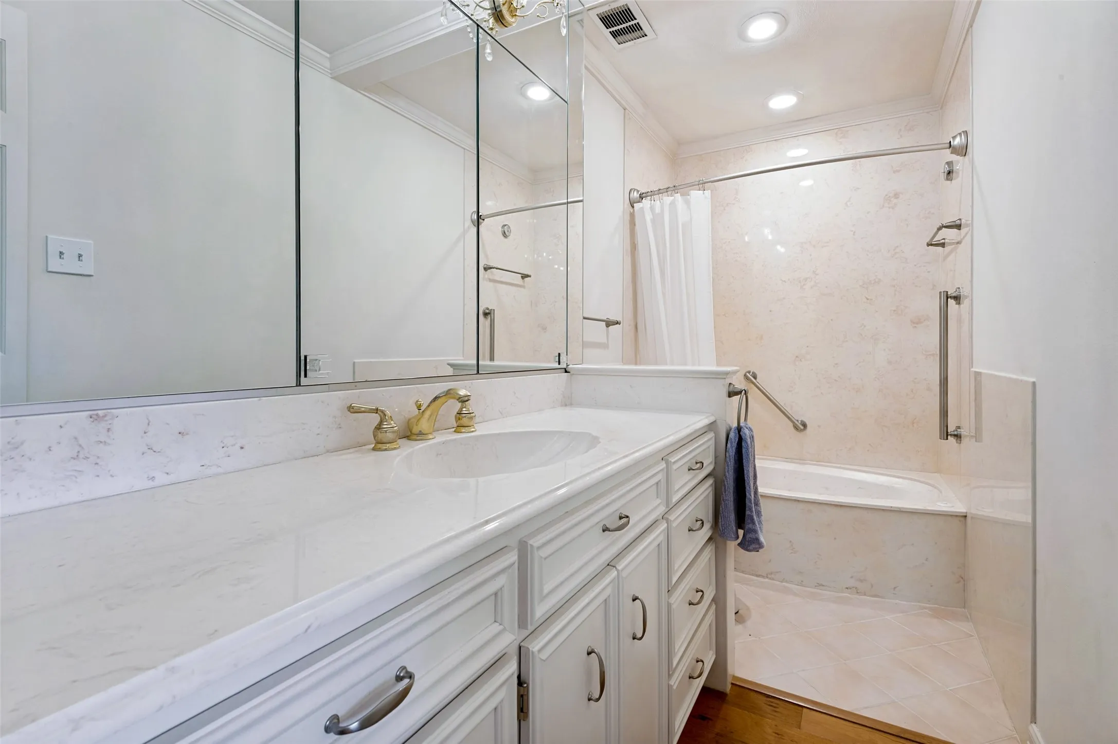 Condominium For Sale in Dallas County , 6335 W Northwest Highway 918, Dallas, Texas 75225, 2 Bedroom, 3 Bathroom, 1 Garage spaces, 2,126 Sqft, built in 1966, mls#21382017, Real Estate Agent in Dallas, Homes For Sale in Dallas county, Homes For Sale in Dallas, Realtor in Dallas Texas, Real Estate Brokerage Independent Realty Texas, Luminita Cordes Realtor
