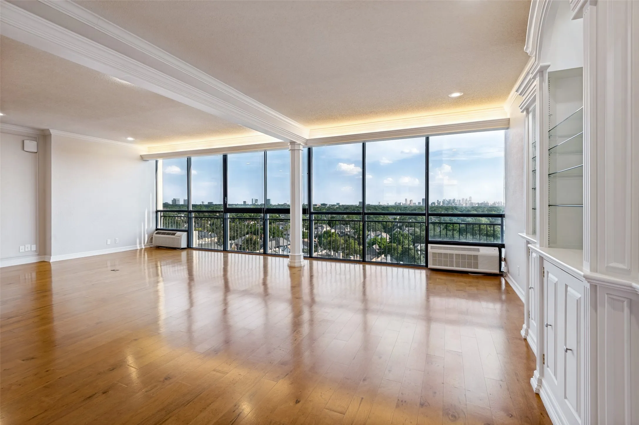 Condominium For Sale in Dallas County , 6335 W Northwest Highway 918, Dallas, Texas 75225, 2 Bedroom, 3 Bathroom, 1 Garage spaces, 2,126 Sqft, built in 1966, mls#21382017, Real Estate Agent in Dallas, Homes For Sale in Dallas county, Homes For Sale in Dallas, Realtor in Dallas Texas, Real Estate Brokerage Independent Realty Texas, Luminita Cordes Realtor