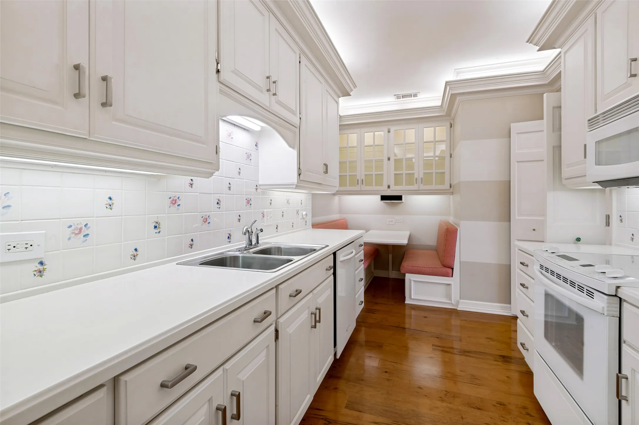 Condominium For Sale in Dallas County , 6335 W Northwest Highway 918, Dallas, Texas 75225, 2 Bedroom, 3 Bathroom, 1 Garage spaces, 2,126 Sqft, built in 1966, mls#21382017, Real Estate Agent in Dallas, Homes For Sale in Dallas county, Homes For Sale in Dallas, Realtor in Dallas Texas, Real Estate Brokerage Independent Realty Texas, Luminita Cordes Realtor