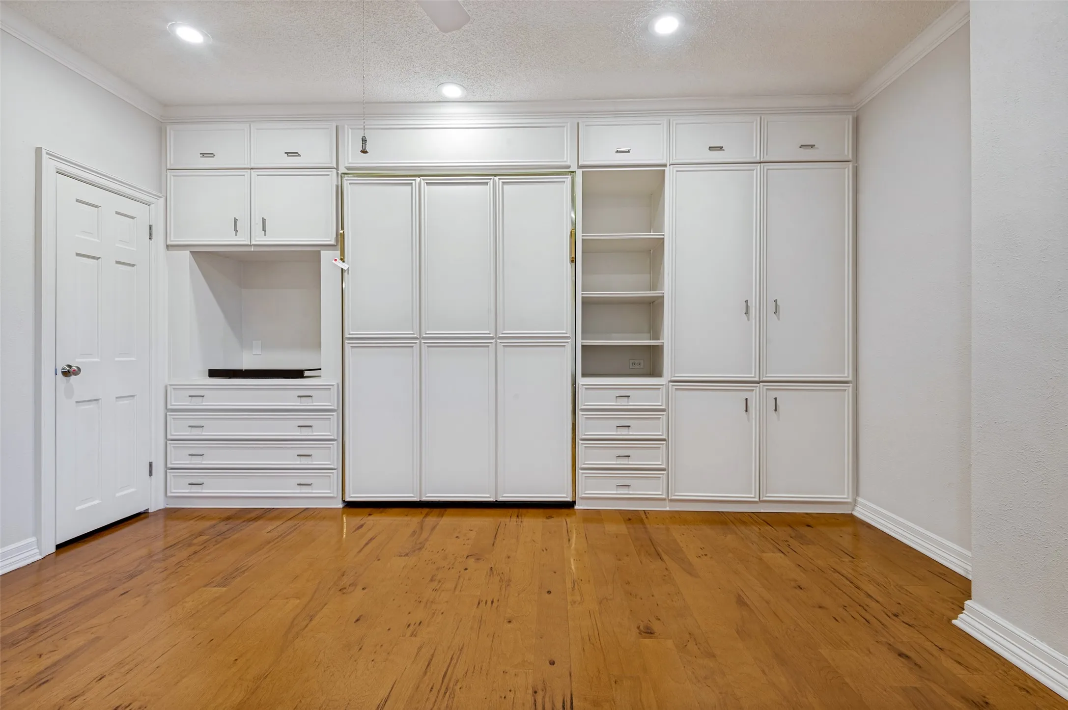 Condominium For Sale in Dallas County , 6335 W Northwest Highway 918, Dallas, Texas 75225, 2 Bedroom, 3 Bathroom, 1 Garage spaces, 2,126 Sqft, built in 1966, mls#21382017, Real Estate Agent in Dallas, Homes For Sale in Dallas county, Homes For Sale in Dallas, Realtor in Dallas Texas, Real Estate Brokerage Independent Realty Texas, Luminita Cordes Realtor