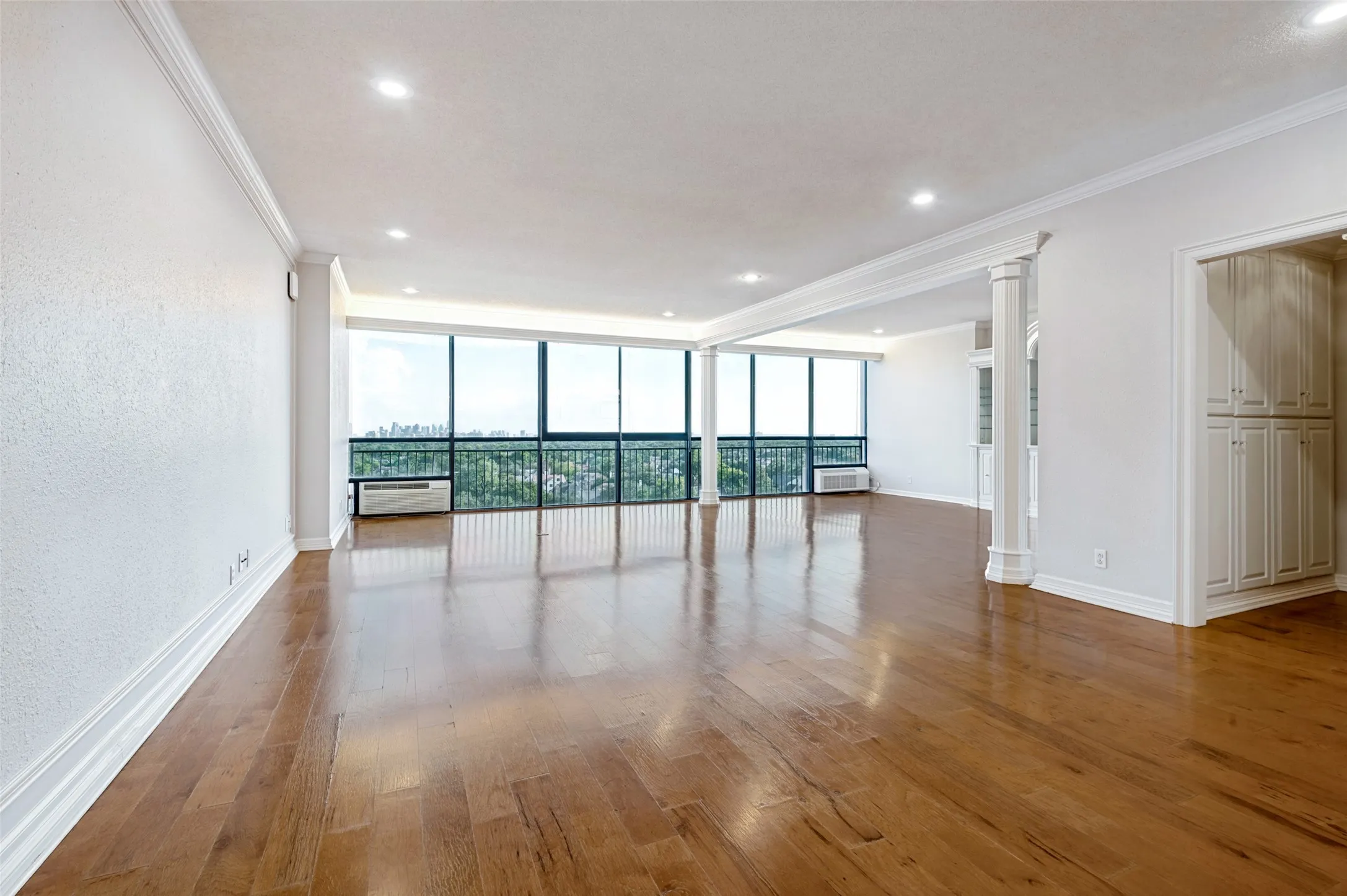 Condominium For Sale in Dallas County , 6335 W Northwest Highway 918, Dallas, Texas 75225, 2 Bedroom, 3 Bathroom, 1 Garage spaces, 2,126 Sqft, built in 1966, mls#21382017, Real Estate Agent in Dallas, Homes For Sale in Dallas county, Homes For Sale in Dallas, Realtor in Dallas Texas, Real Estate Brokerage Independent Realty Texas, Luminita Cordes Realtor
