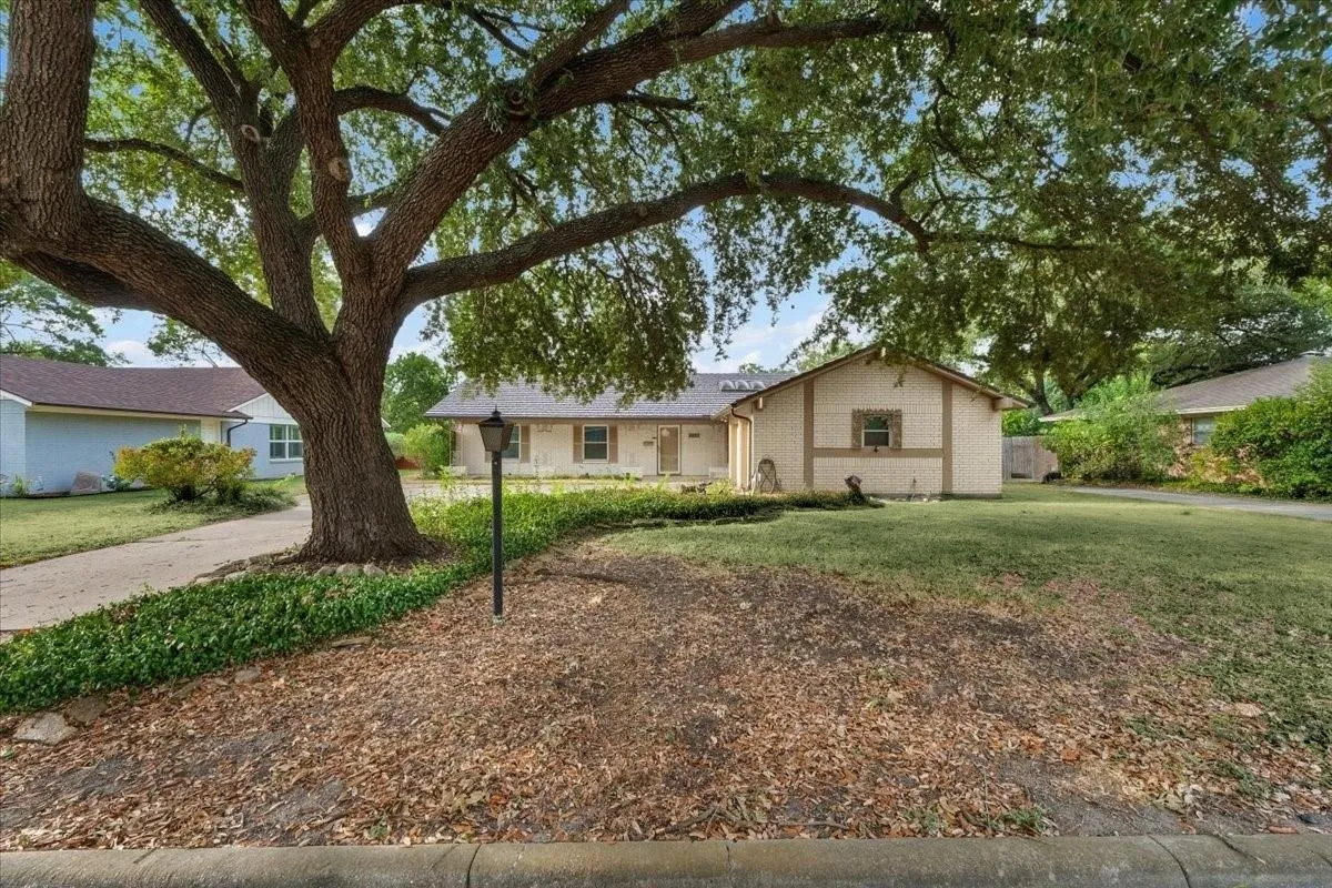 Single Family Residence For Sale in Tarrant County , 8933 Kincaid Drive, Benbrook, Texas 76116, 4 Bedroom, 2 Bathroom, 2 Garage spaces, 1,986 Sqft, built in 1967, mls#21400424, Real Estate Agent in Benbrook, Homes For Sale in Tarrant county, Homes For Sale in Benbrook, Realtor in Benbrook Texas, Real Estate Brokerage Independent Realty Texas, Luminita Cordes Realtor