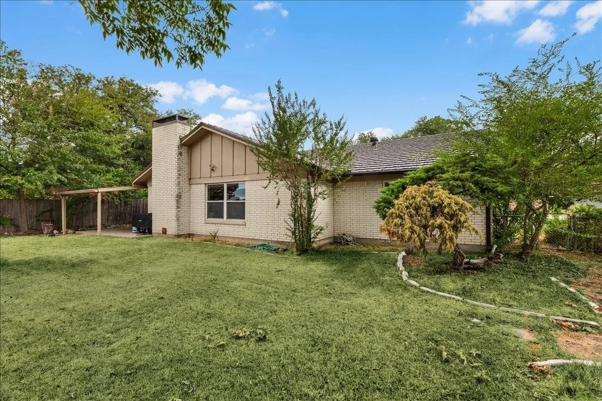 Single Family Residence For Sale in Tarrant County , 8933 Kincaid Drive, Benbrook, Texas 76116, 4 Bedroom, 2 Bathroom, 2 Garage spaces, 1,986 Sqft, built in 1967, mls#21400424, Real Estate Agent in Benbrook, Homes For Sale in Tarrant county, Homes For Sale in Benbrook, Realtor in Benbrook Texas, Real Estate Brokerage Independent Realty Texas, Luminita Cordes Realtor