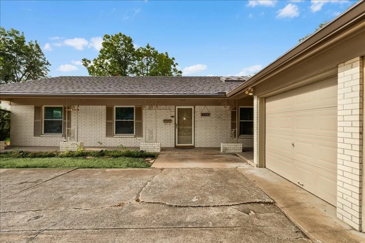 Single Family Residence For Sale in Tarrant County , 8933 Kincaid Drive, Benbrook, Texas 76116, 4 Bedroom, 2 Bathroom, 2 Garage spaces, 1,986 Sqft, built in 1967, mls#21400424, Real Estate Agent in Benbrook, Homes For Sale in Tarrant county, Homes For Sale in Benbrook, Realtor in Benbrook Texas, Real Estate Brokerage Independent Realty Texas, Luminita Cordes Realtor